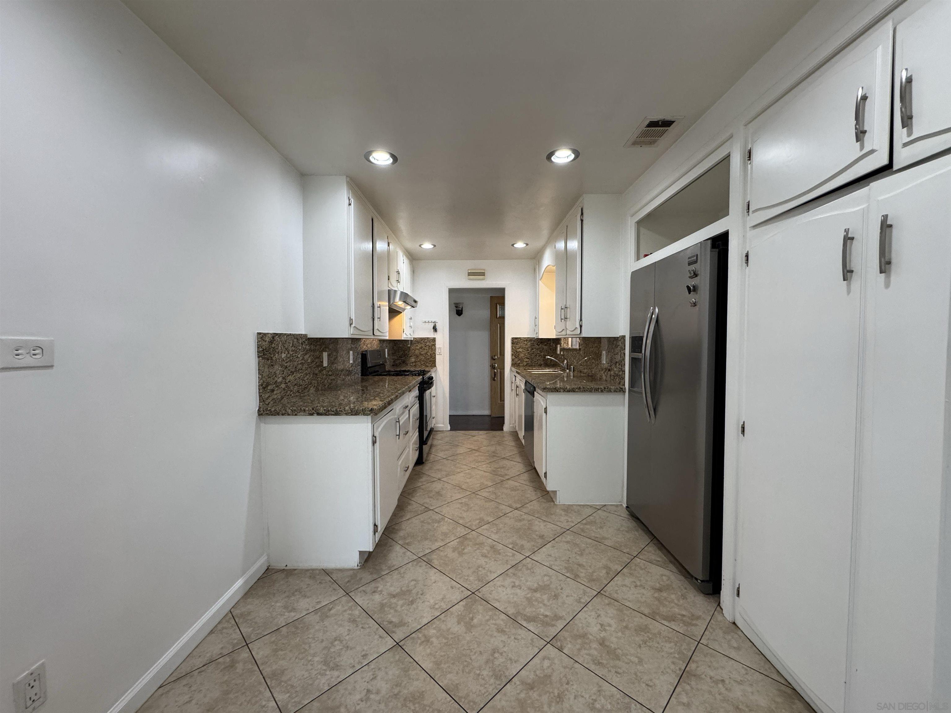 Detail Gallery Image 8 of 19 For 329  Alder Pl, Escondido,  CA 92026 - 4 Beds | 2 Baths