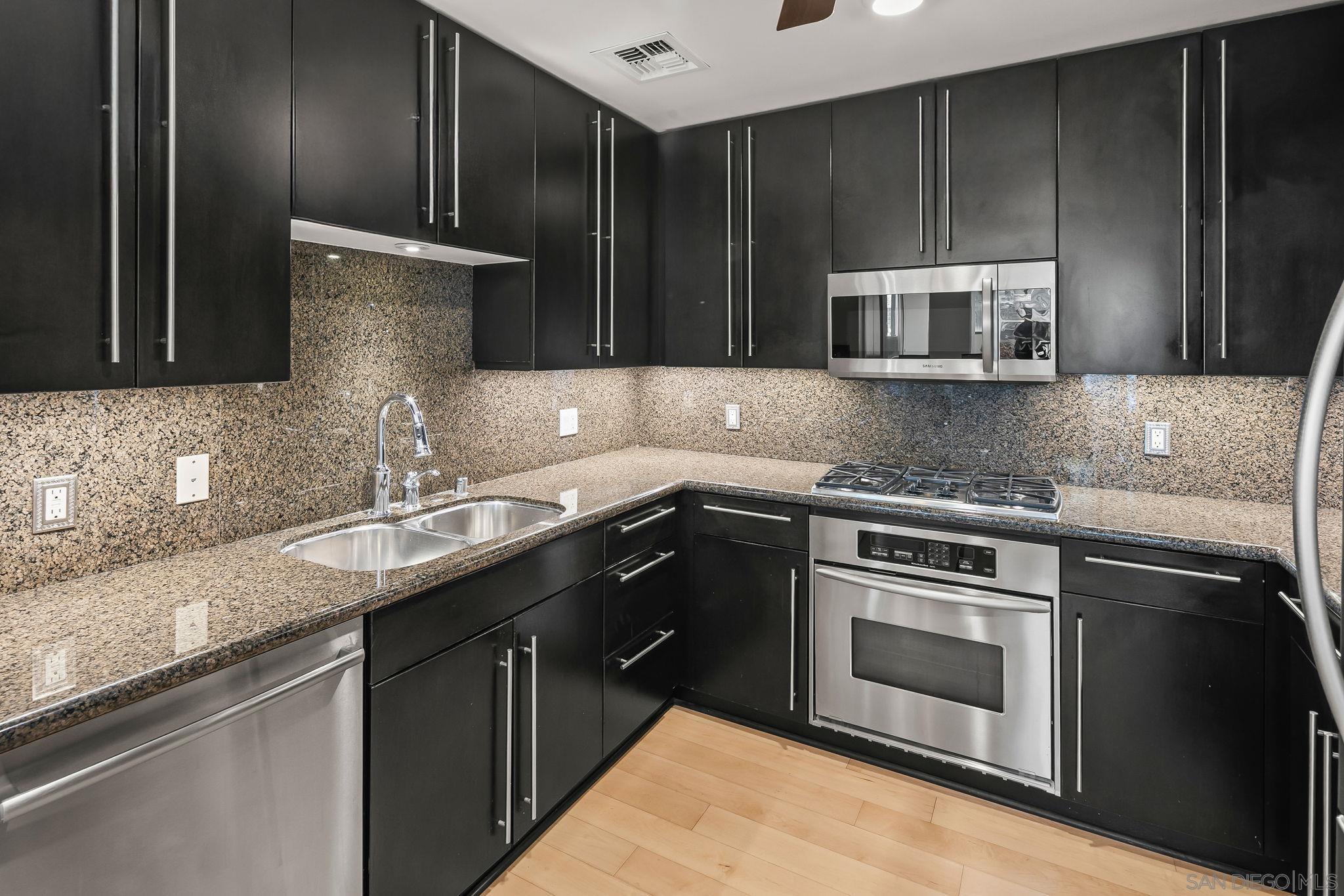 Detail Gallery Image 7 of 29 For 801  Ash St  702, San Diego,  CA 92101 - 2 Beds | 2/1 Baths