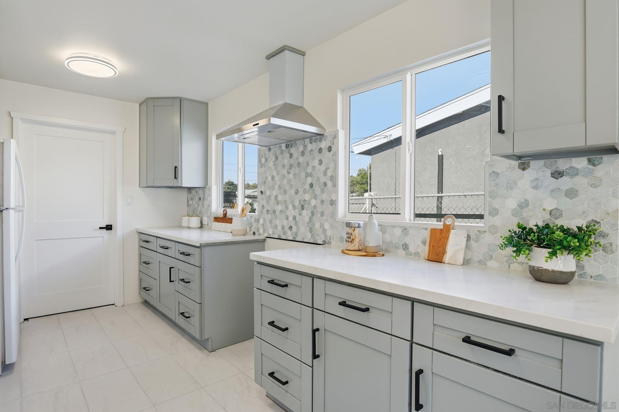 Detail Gallery Image 10 of 41 For 5875  Lake Murray Blvd, La Mesa,  CA 91942 - 4 Beds | 3 Baths