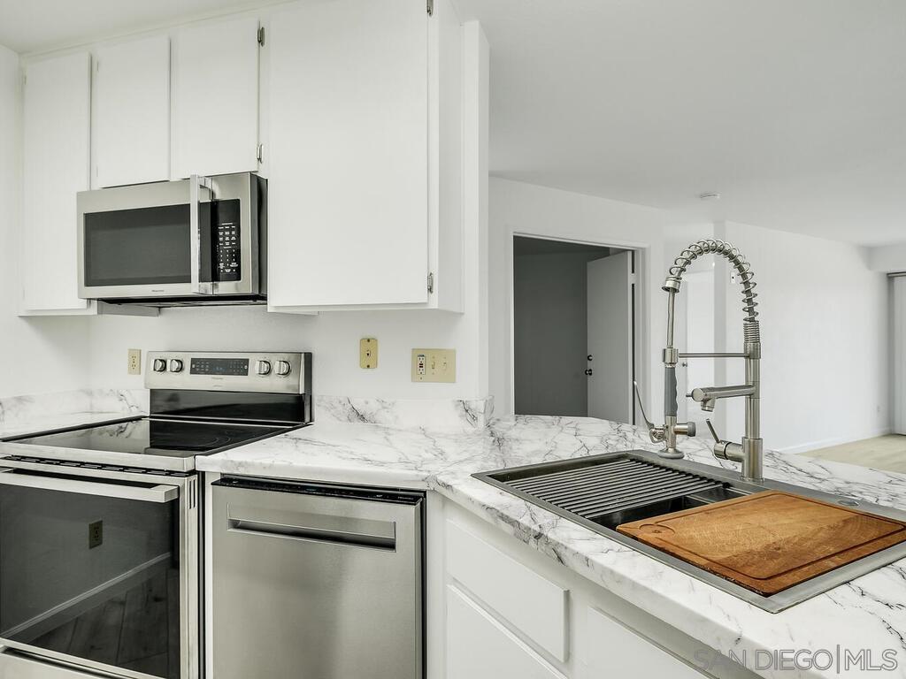 Detail Gallery Image 4 of 25 For 7087  Camino Degrazia  #141,  San Diego,  CA 92111 - 3 Beds | 2 Baths