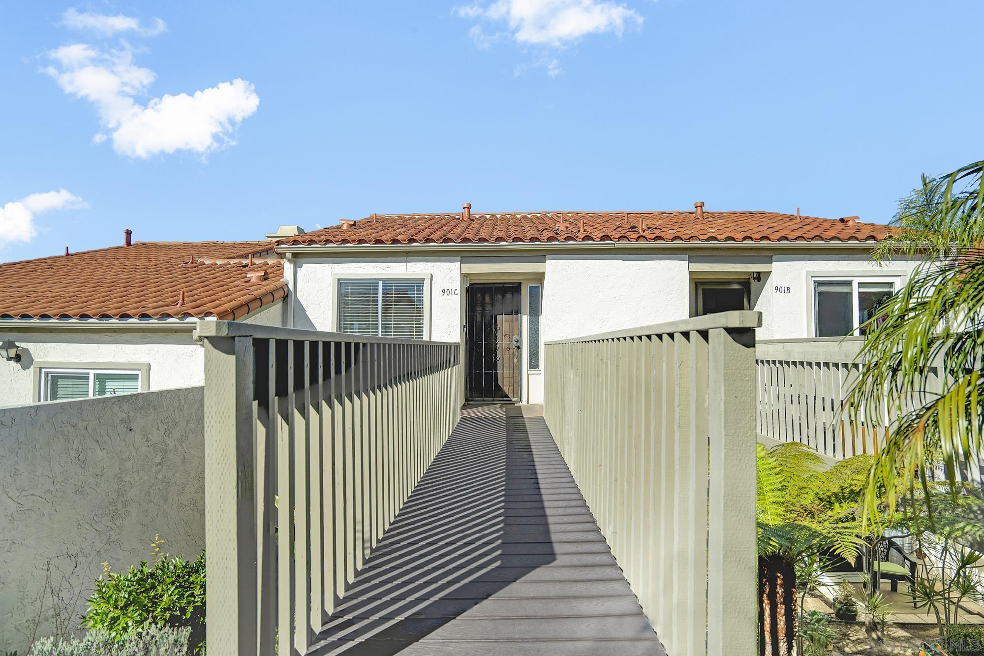 Detail Gallery Image 2 of 18 For 901  Caminito Estrada  #C,  Carlsbad,  CA 92011 - 2 Beds | 1/1 Baths