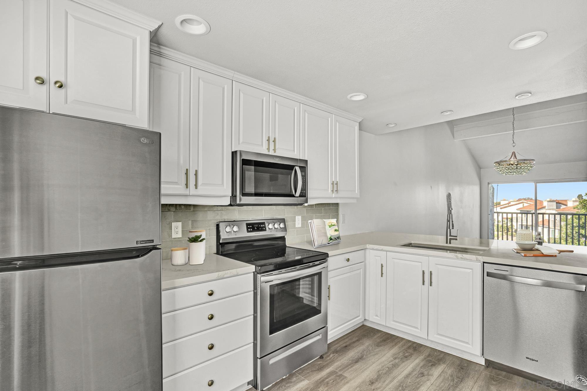 Detail Gallery Image 5 of 18 For 901  Caminito Estrada  #C,  Carlsbad,  CA 92011 - 2 Beds | 1/1 Baths