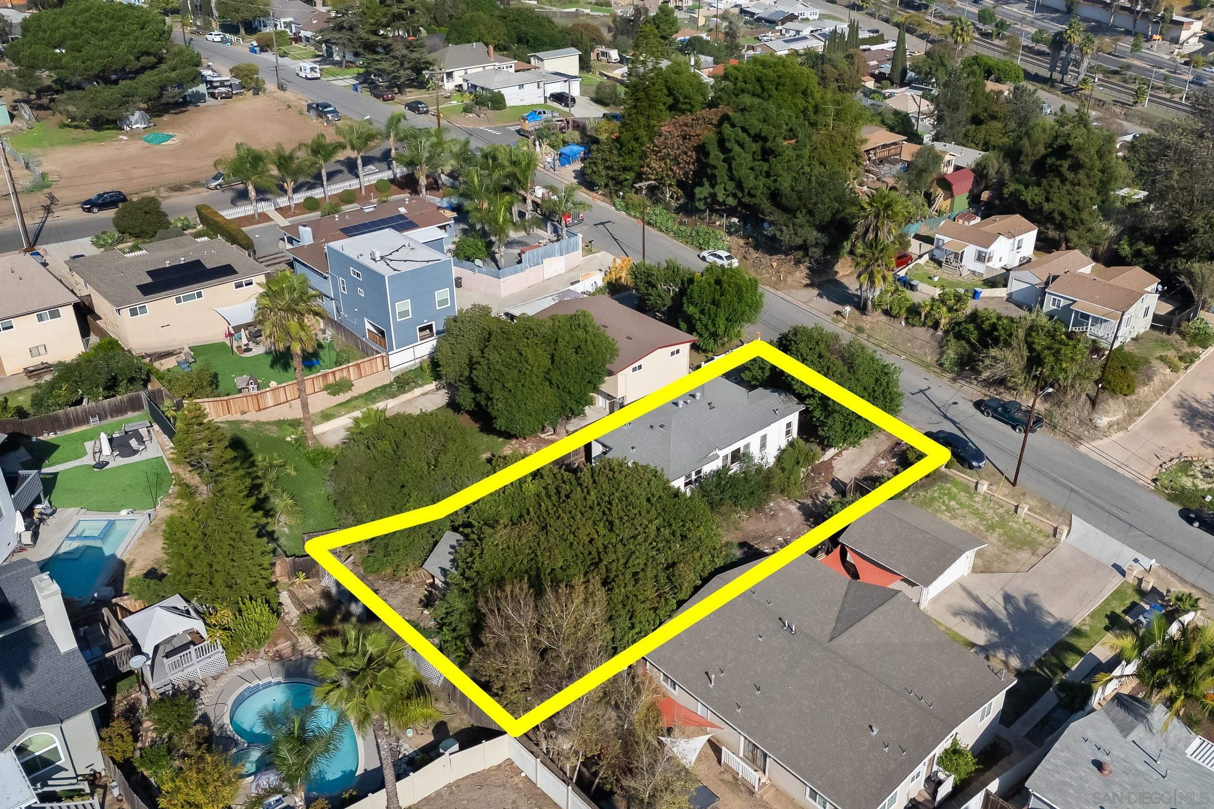 Detail Gallery Image 5 of 10 For 2240-42  El Prado Avenue, Lemon Grove,  CA 91945 - 3 Beds | 2 Baths