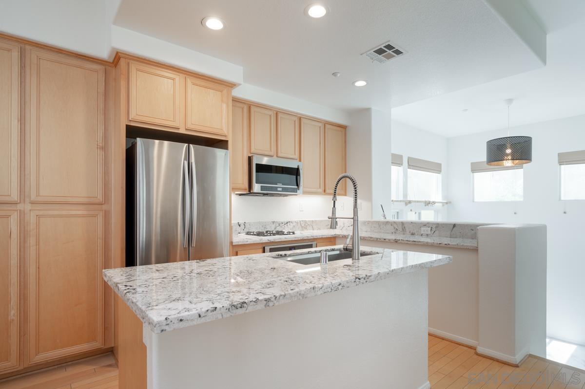 Detail Gallery Image 4 of 45 For 2788  Villas Way, San Diego,  CA 92108 - 2 Beds | 2/1 Baths