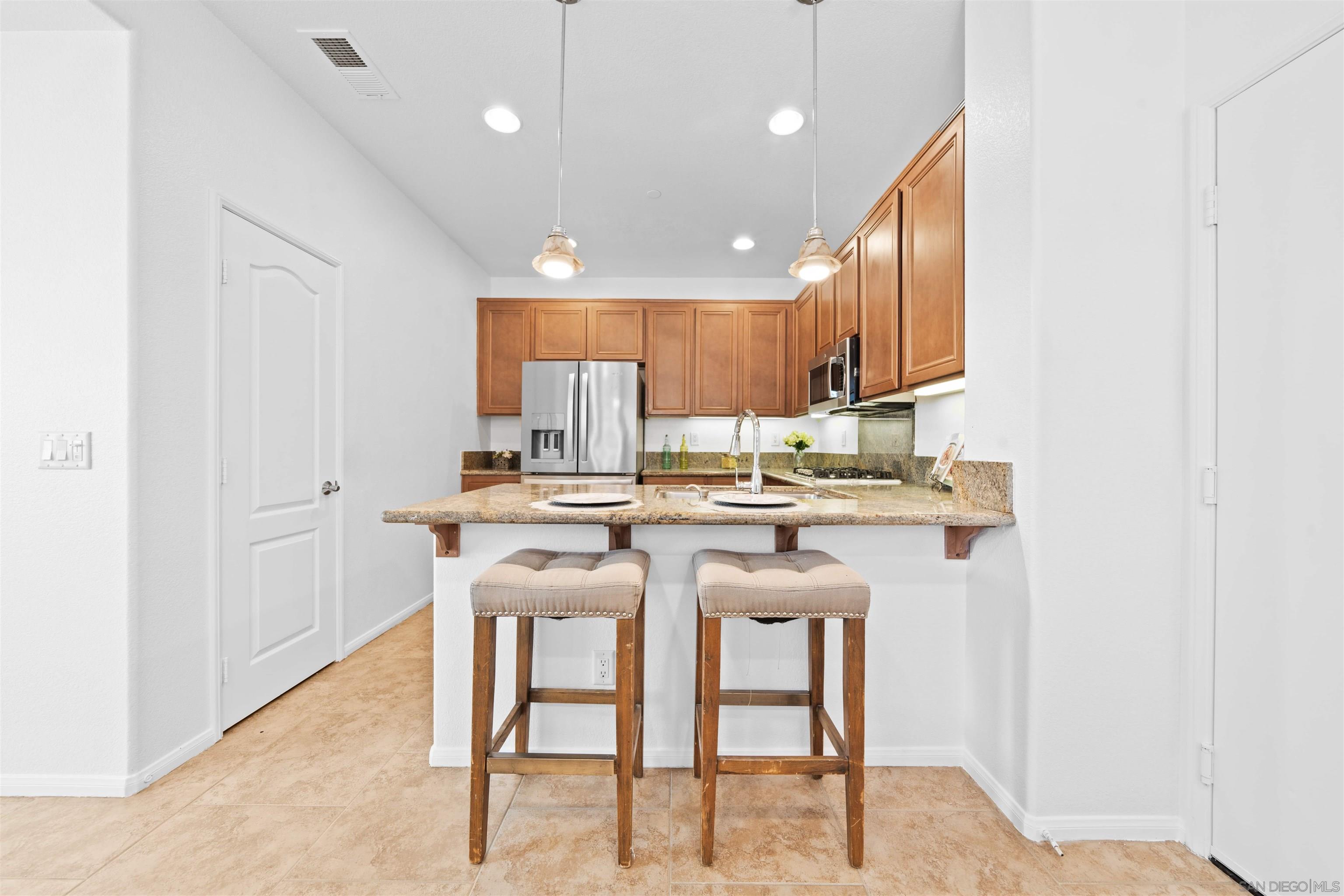 Detail Gallery Image 13 of 44 For 13055  Alora Pt, San Diego,  CA 92130 - 3 Beds | 2/1 Baths