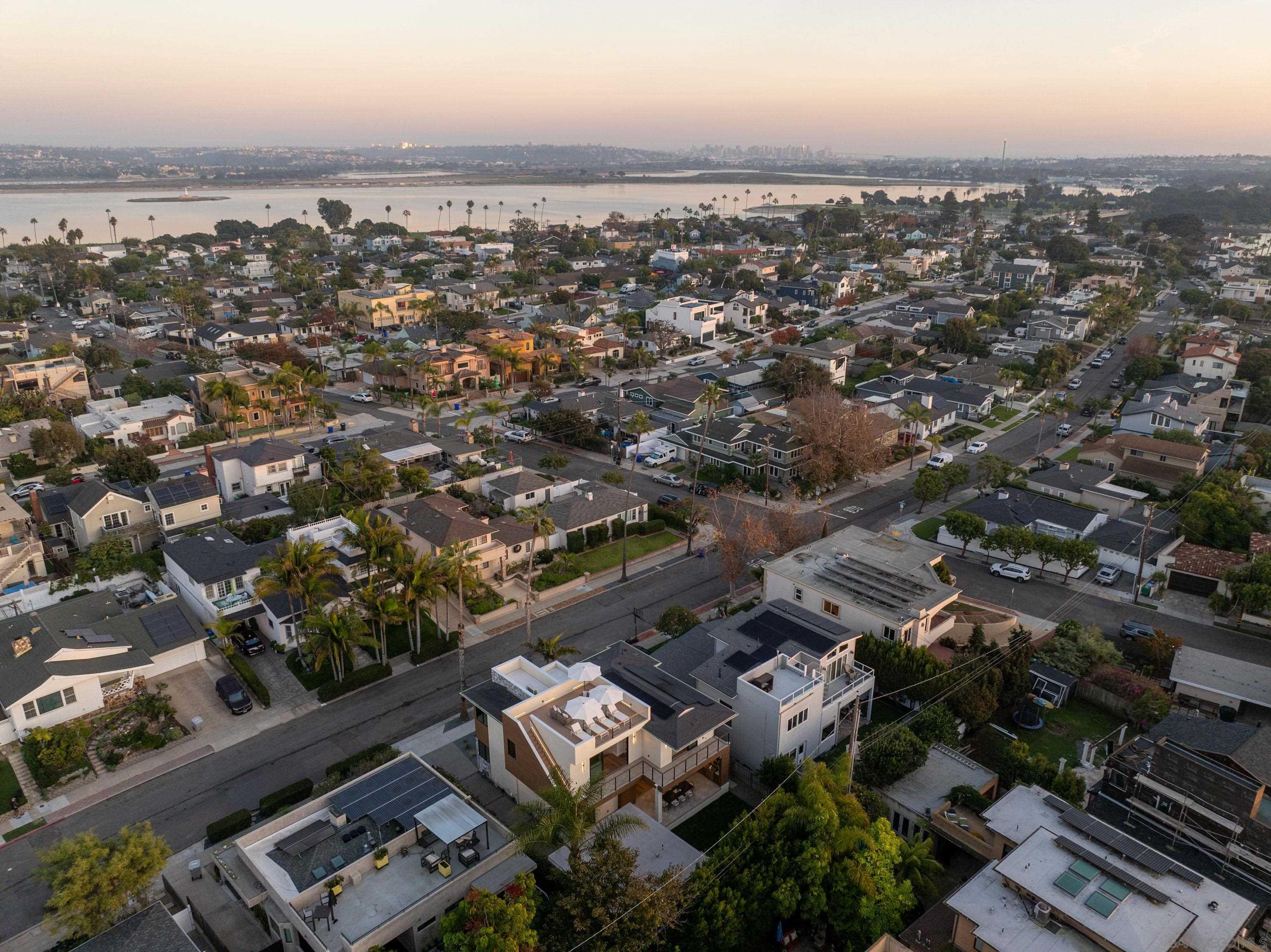 Detail Gallery Image 62 of 68 For 3616  Buena Vista St, San Diego,  CA 92109 - 5 Beds | 4/1 Baths
