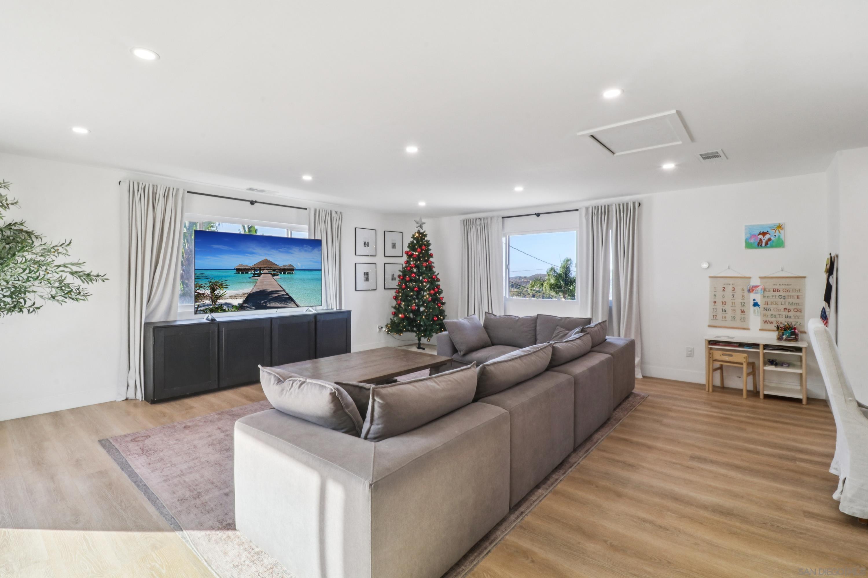 Detail Gallery Image 5 of 52 For 2422  Primrose Avenue, Vista,  CA 92083 - 3 Beds | 3/1 Baths