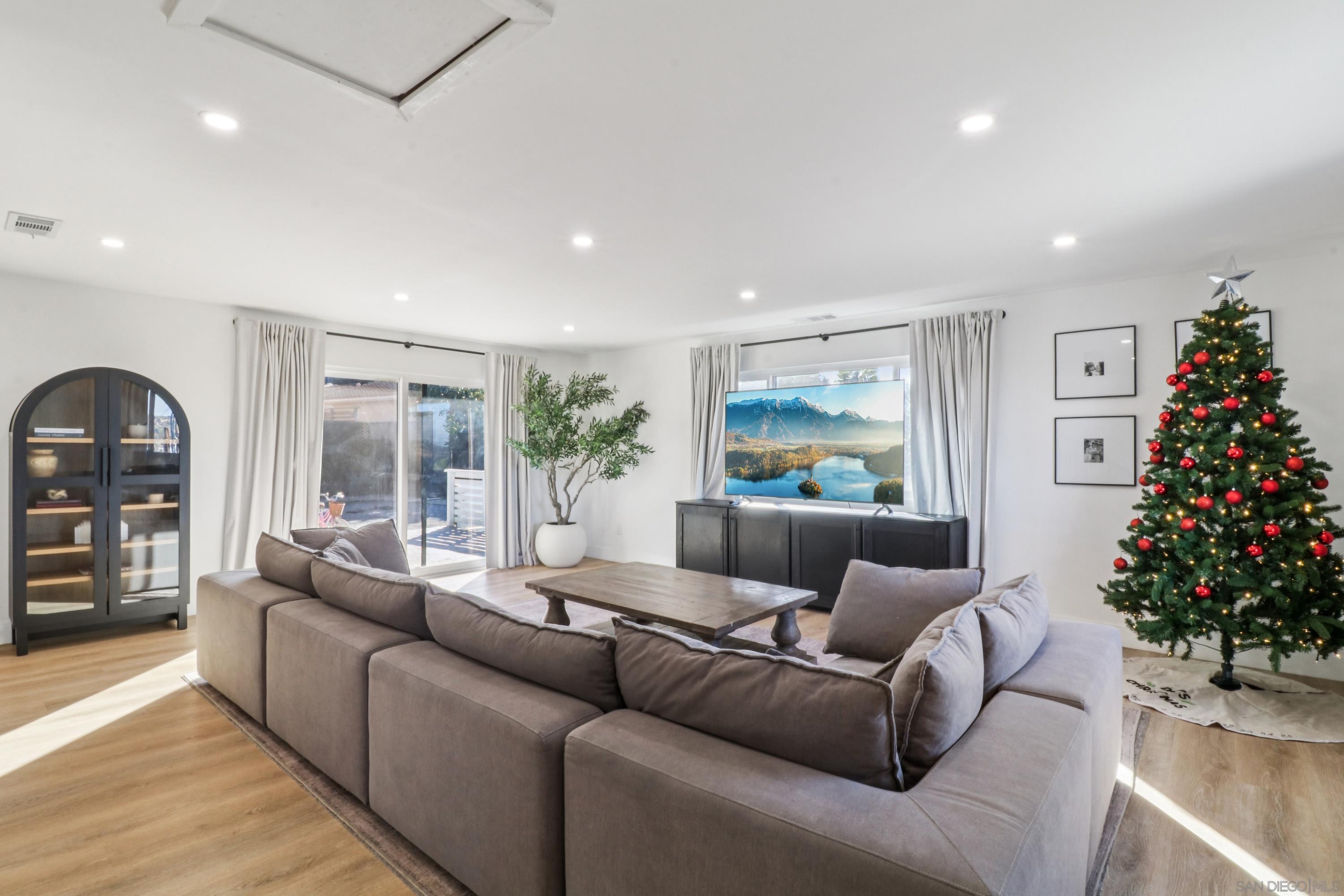 Detail Gallery Image 6 of 52 For 2422  Primrose Avenue, Vista,  CA 92083 - 3 Beds | 3/1 Baths