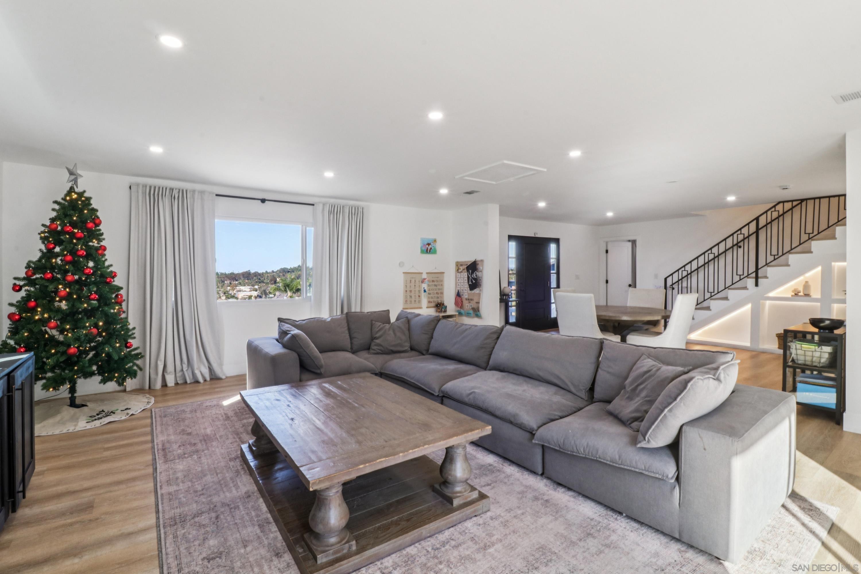 Detail Gallery Image 7 of 52 For 2422  Primrose Avenue, Vista,  CA 92083 - 3 Beds | 3/1 Baths