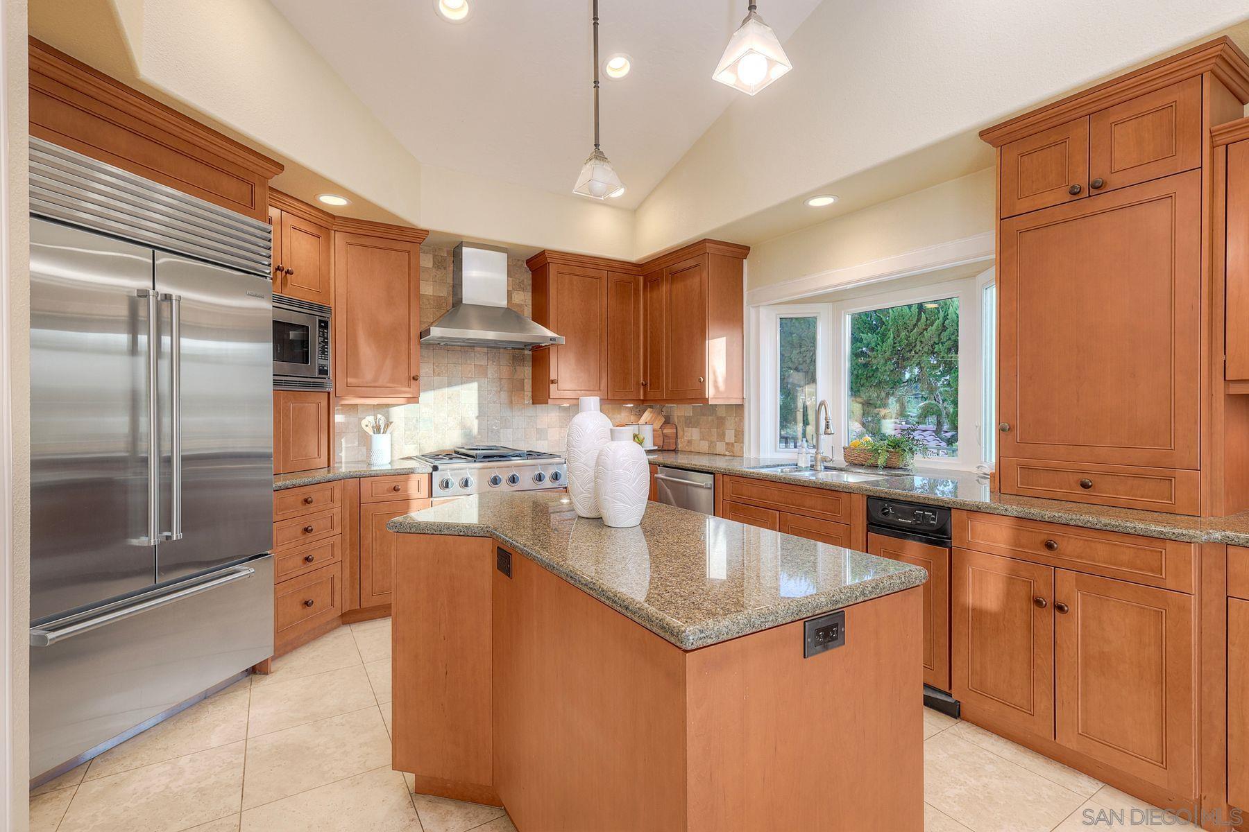 Detail Gallery Image 12 of 57 For 14036  Tierra Bonita Road, Poway,  CA 92064 - 4 Beds | 3 Baths