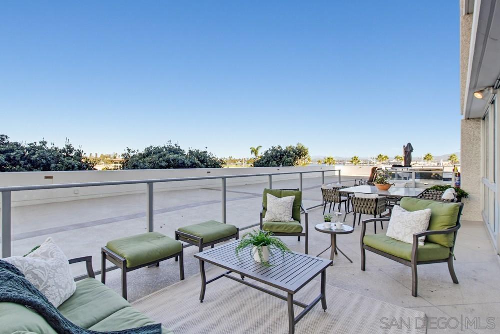 Detail Gallery Image 4 of 57 For 1820  Avenida Del Mundo  #108,  Coronado,  CA 92118 - 3 Beds | 3 Baths