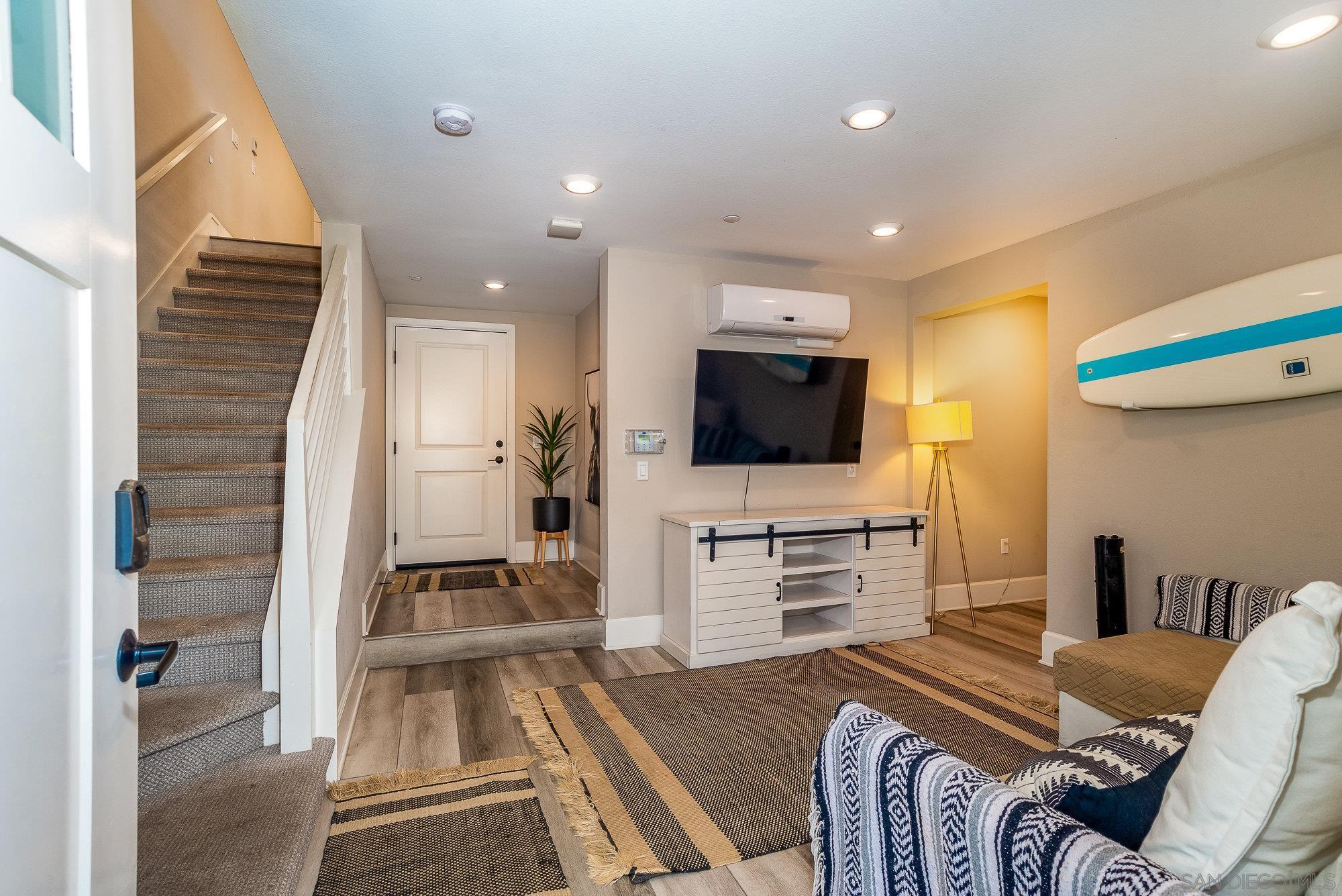 Detail Gallery Image 8 of 55 For 807  Santa Barbara Pl, San Diego,  CA 92109 - 3 Beds | 2/1 Baths