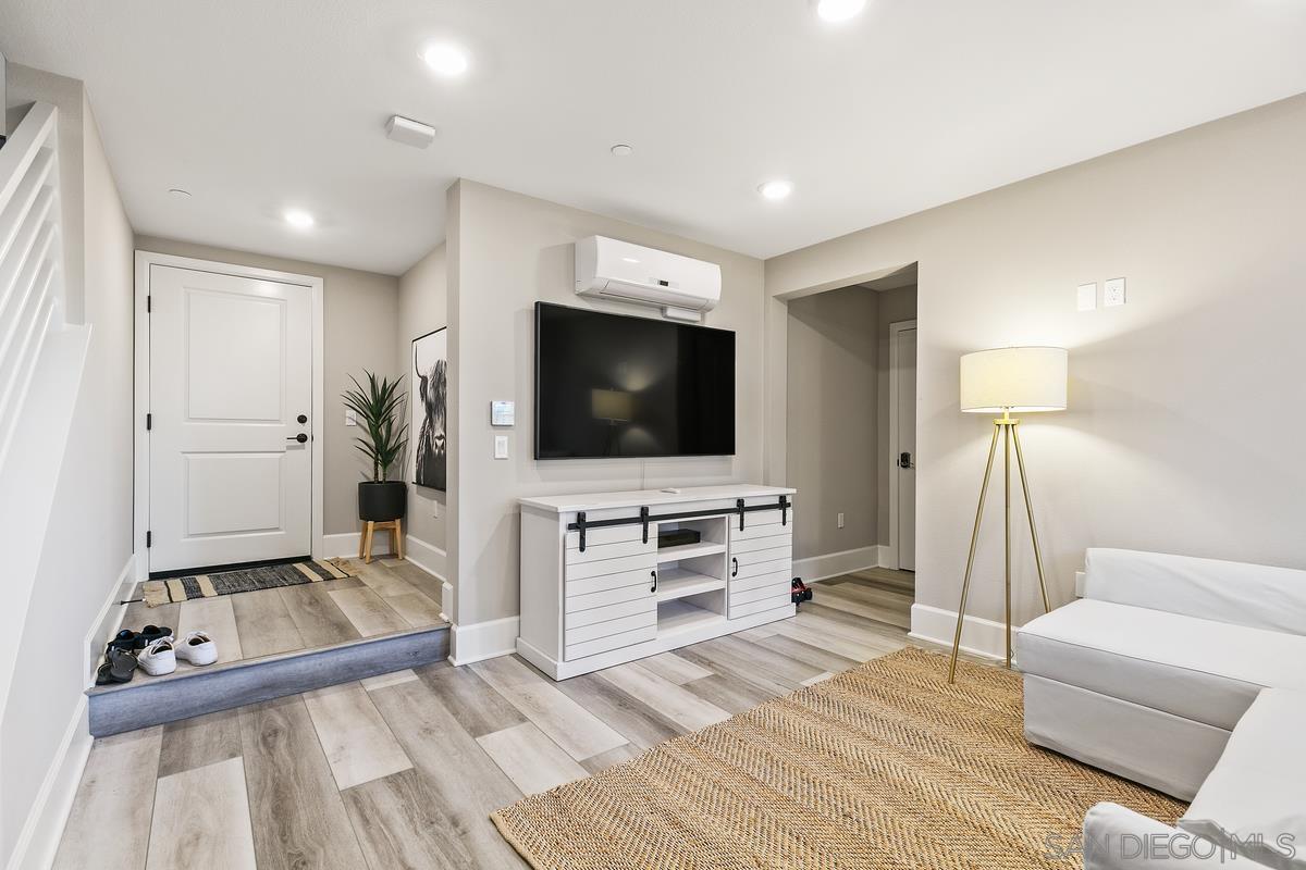 Detail Gallery Image 9 of 55 For 807  Santa Barbara Pl, San Diego,  CA 92109 - 3 Beds | 2/1 Baths