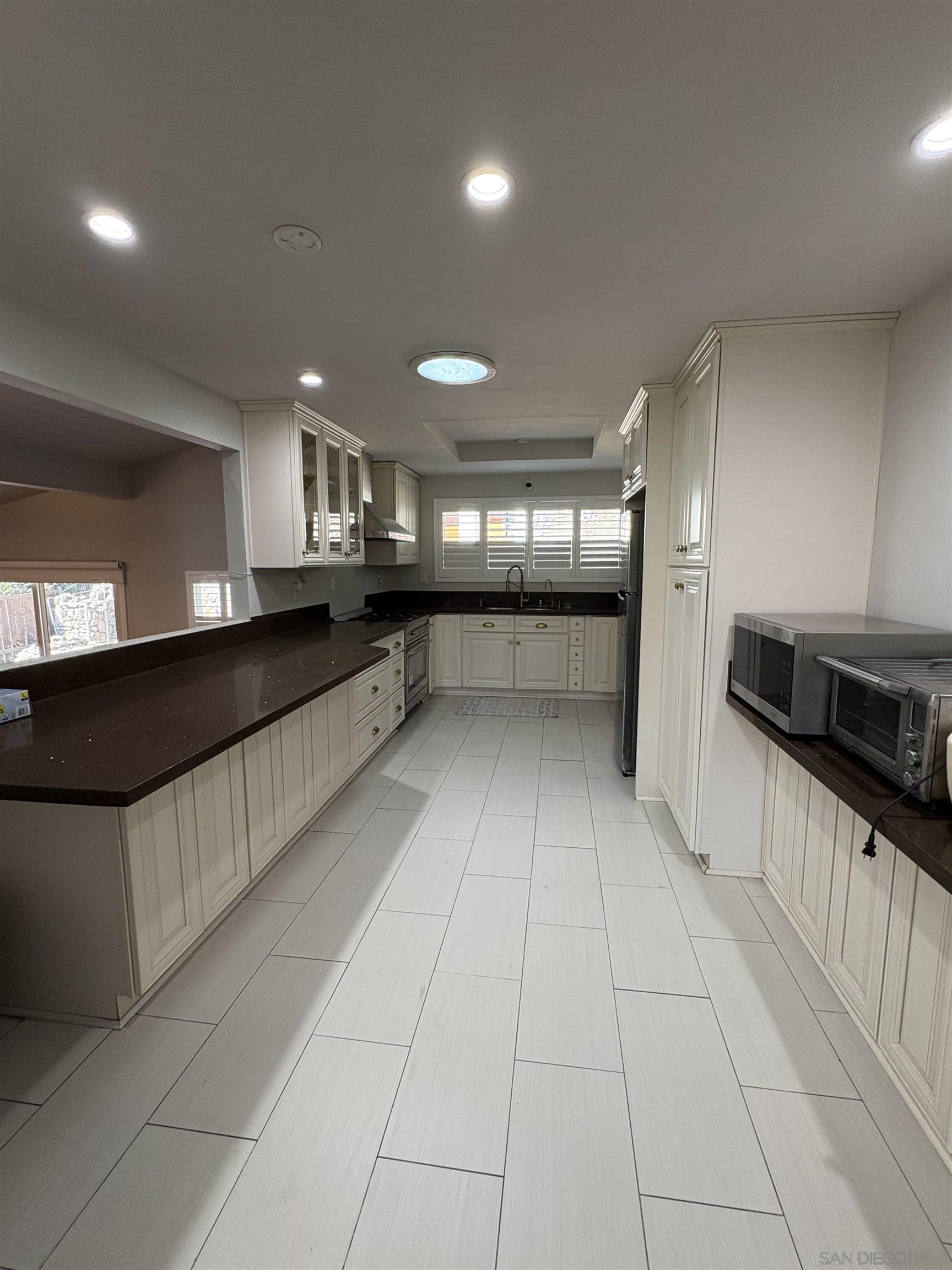 Detail Gallery Image 8 of 22 For 12571  Henzie Place, Granada Hills,  CA 91344 - 4 Beds | 2 Baths