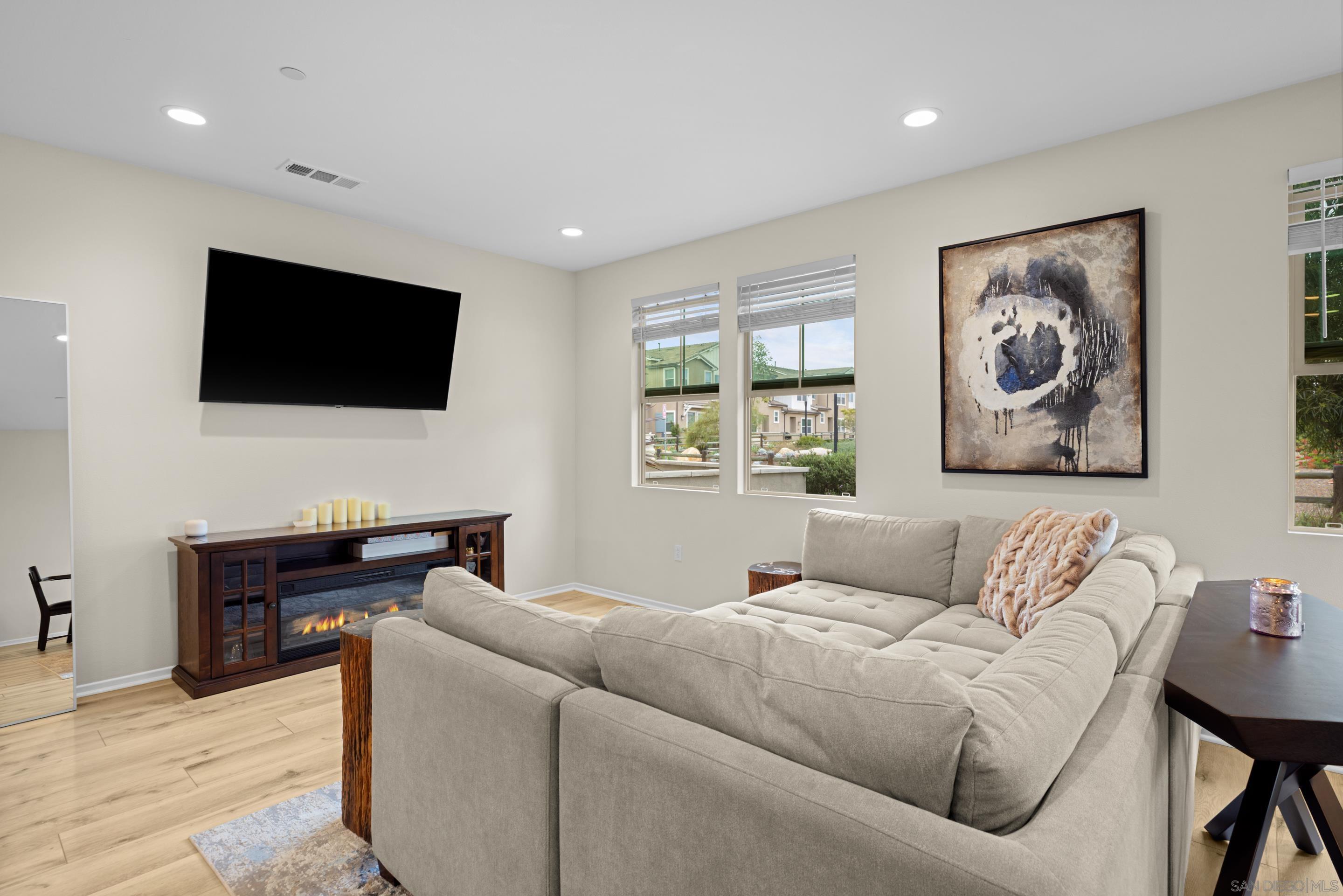 Detail Gallery Image 5 of 27 For 1257  Calle Datura  #157,  Chula Vista,  CA 91913 - 3 Beds | 2/1 Baths