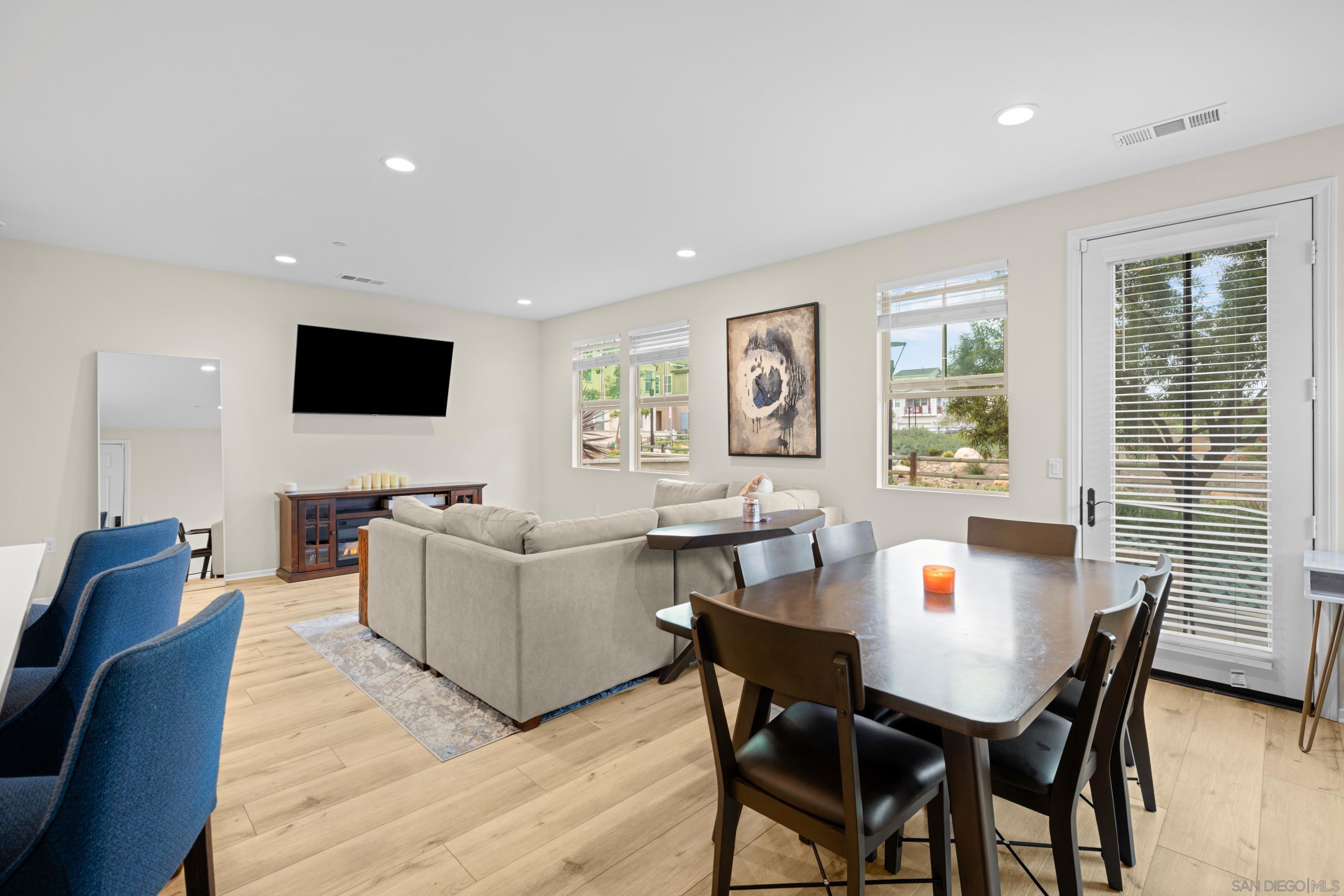Detail Gallery Image 8 of 27 For 1257  Calle Datura  #157,  Chula Vista,  CA 91913 - 3 Beds | 2/1 Baths