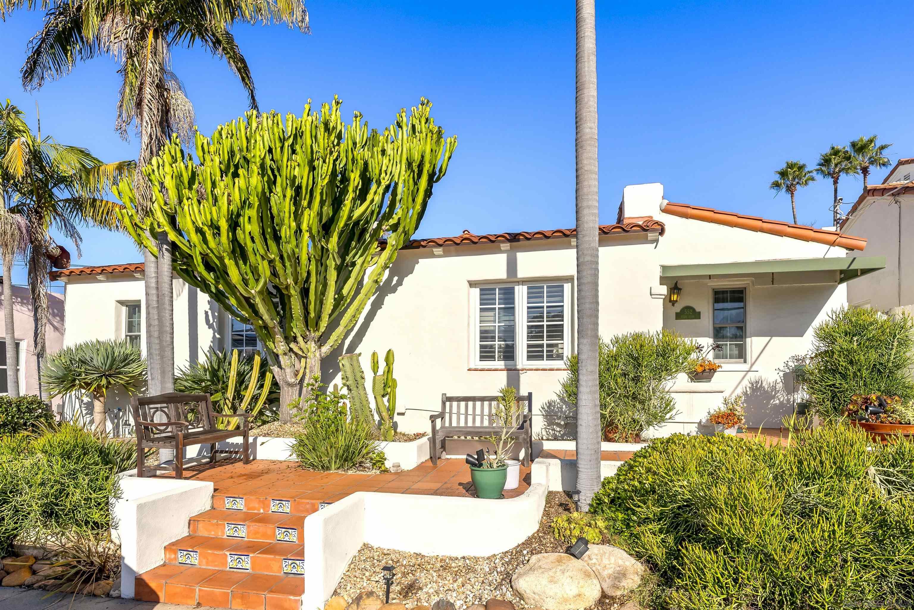 Detail Gallery Image 2 of 18 For 552  Fern Glen, La Jolla,  CA 92037 - 4 Beds | 2 Baths