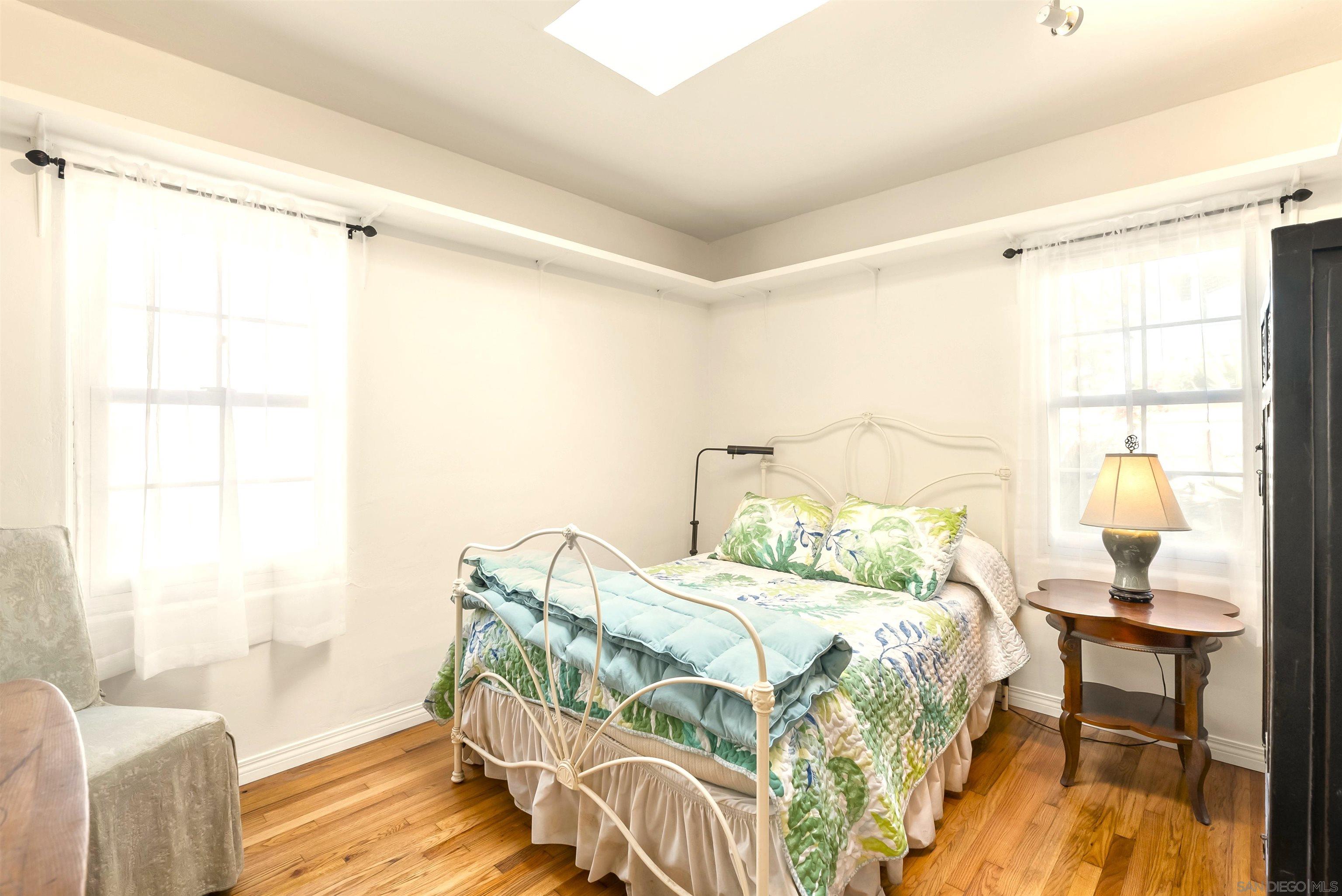 Detail Gallery Image 11 of 18 For 552  Fern Glen, La Jolla,  CA 92037 - 4 Beds | 2 Baths