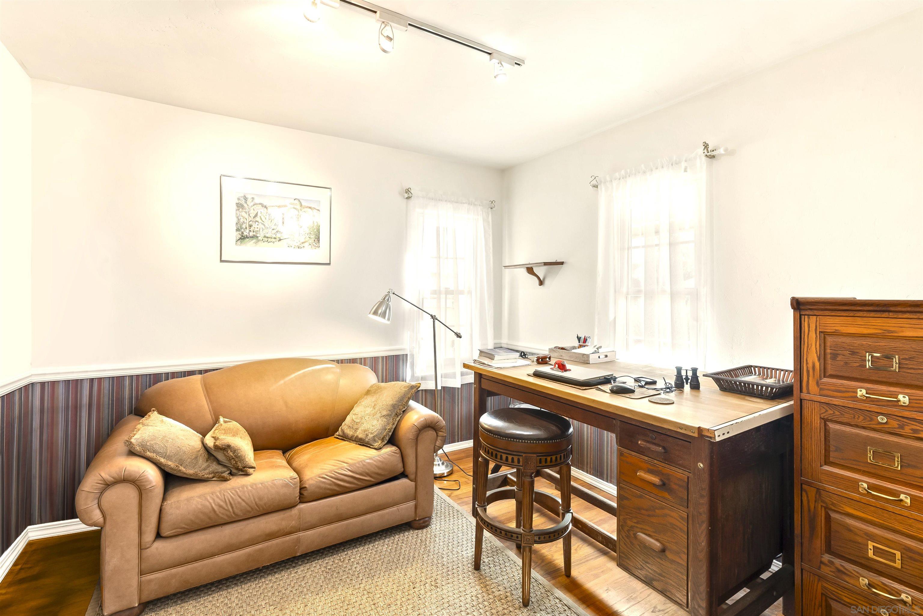 Detail Gallery Image 12 of 18 For 552  Fern Glen, La Jolla,  CA 92037 - 4 Beds | 2 Baths