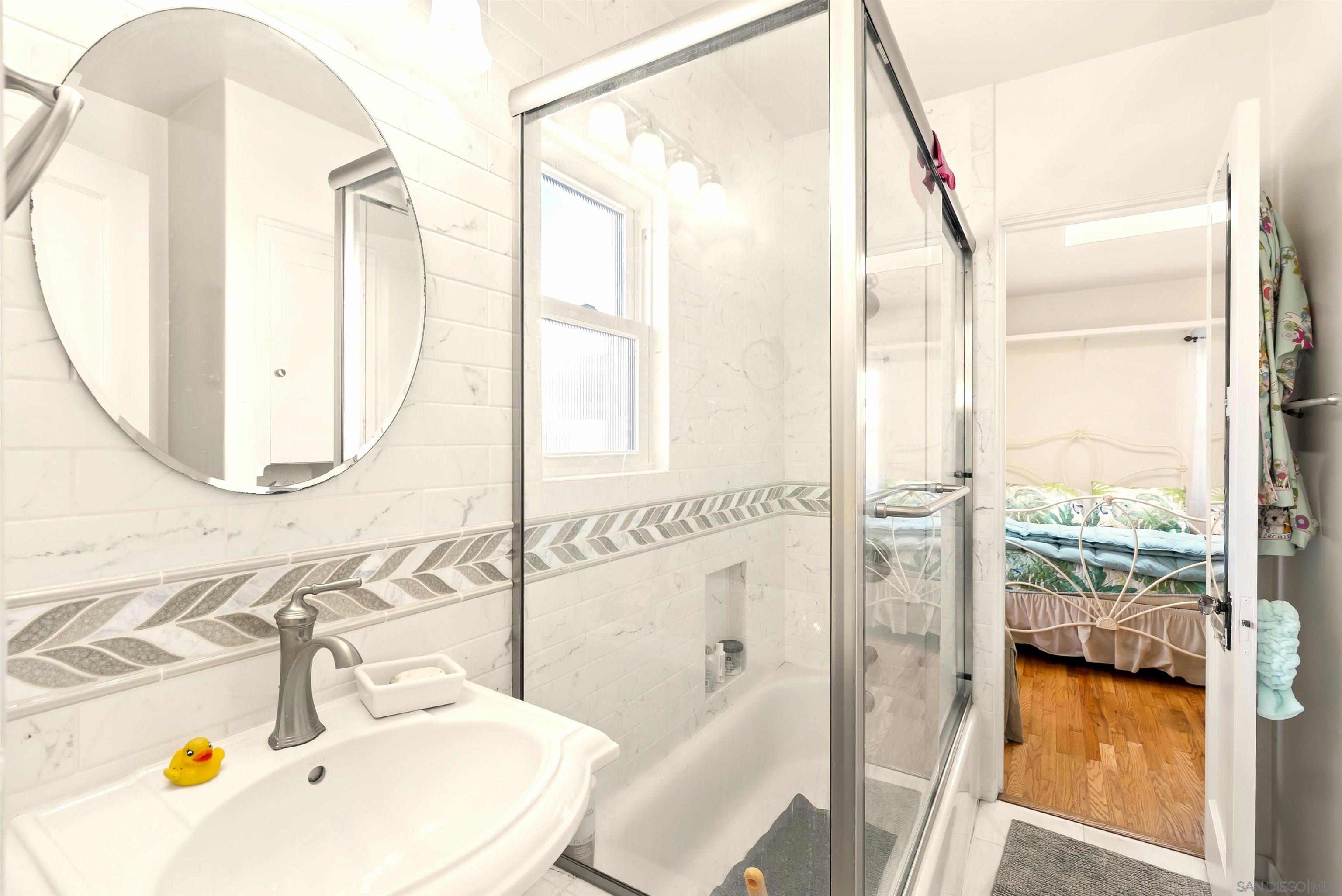 Detail Gallery Image 13 of 18 For 552  Fern Glen, La Jolla,  CA 92037 - 4 Beds | 2 Baths