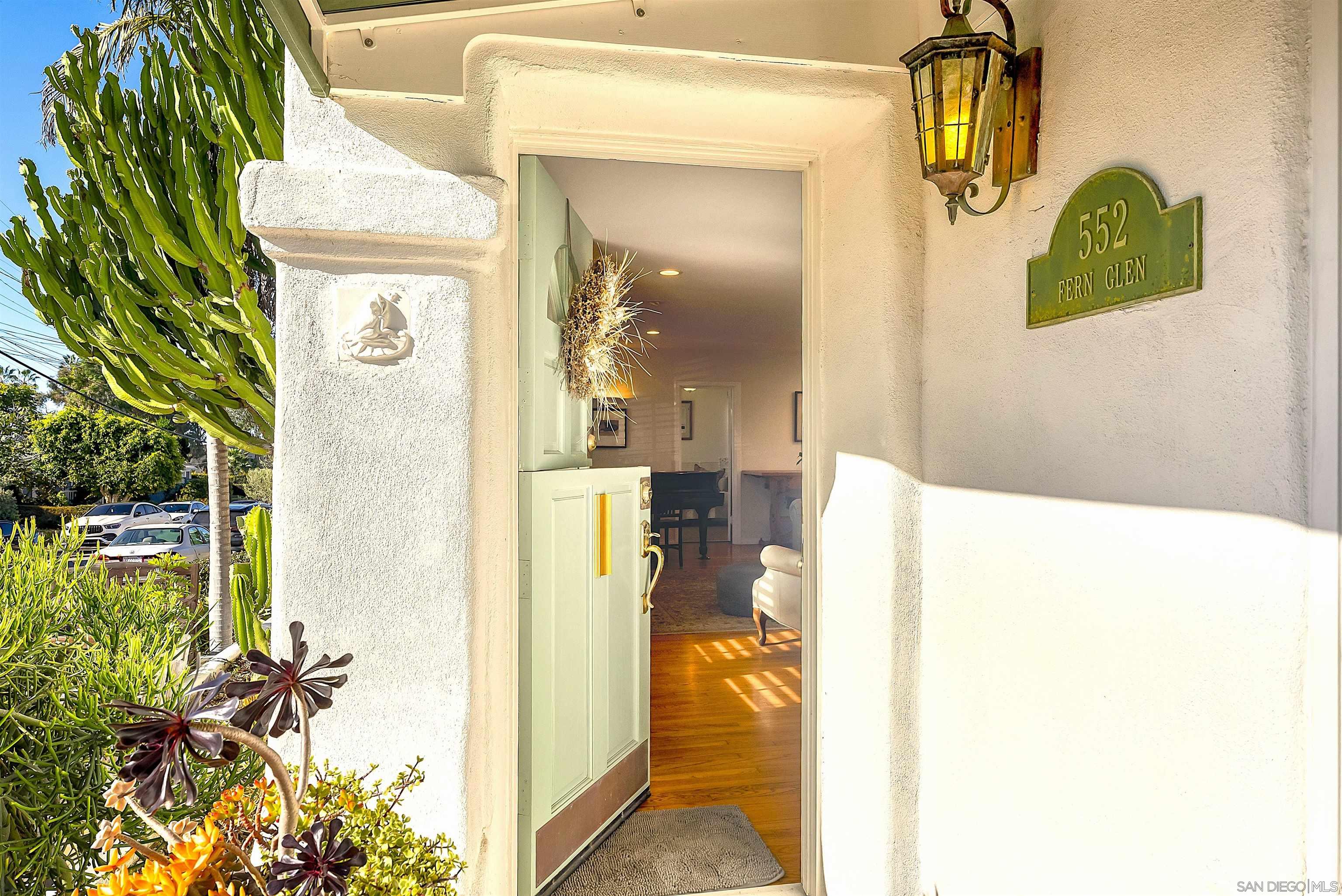 Detail Gallery Image 3 of 18 For 552  Fern Glen, La Jolla,  CA 92037 - 4 Beds | 2 Baths