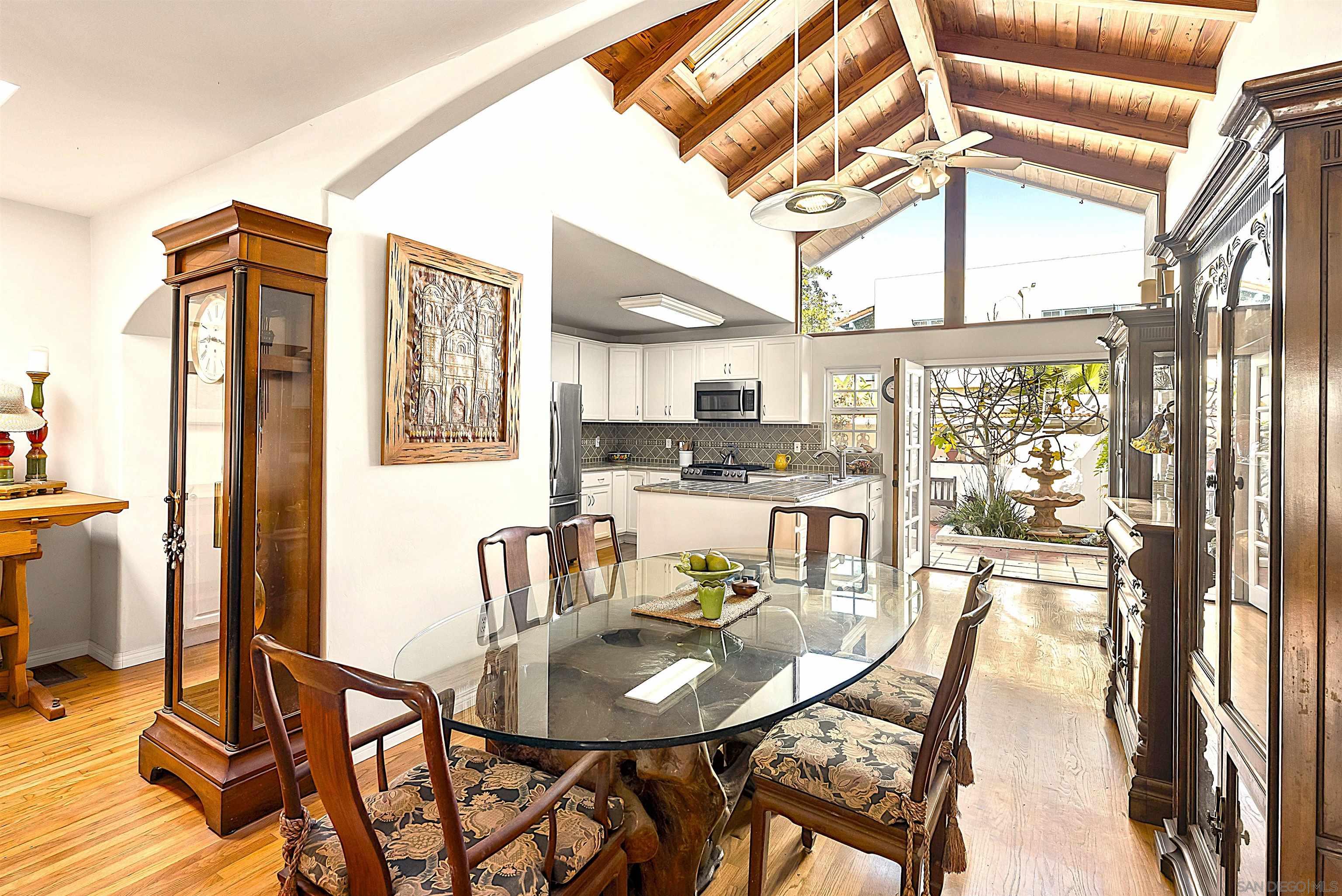 Detail Gallery Image 4 of 18 For 552  Fern Glen, La Jolla,  CA 92037 - 4 Beds | 2 Baths