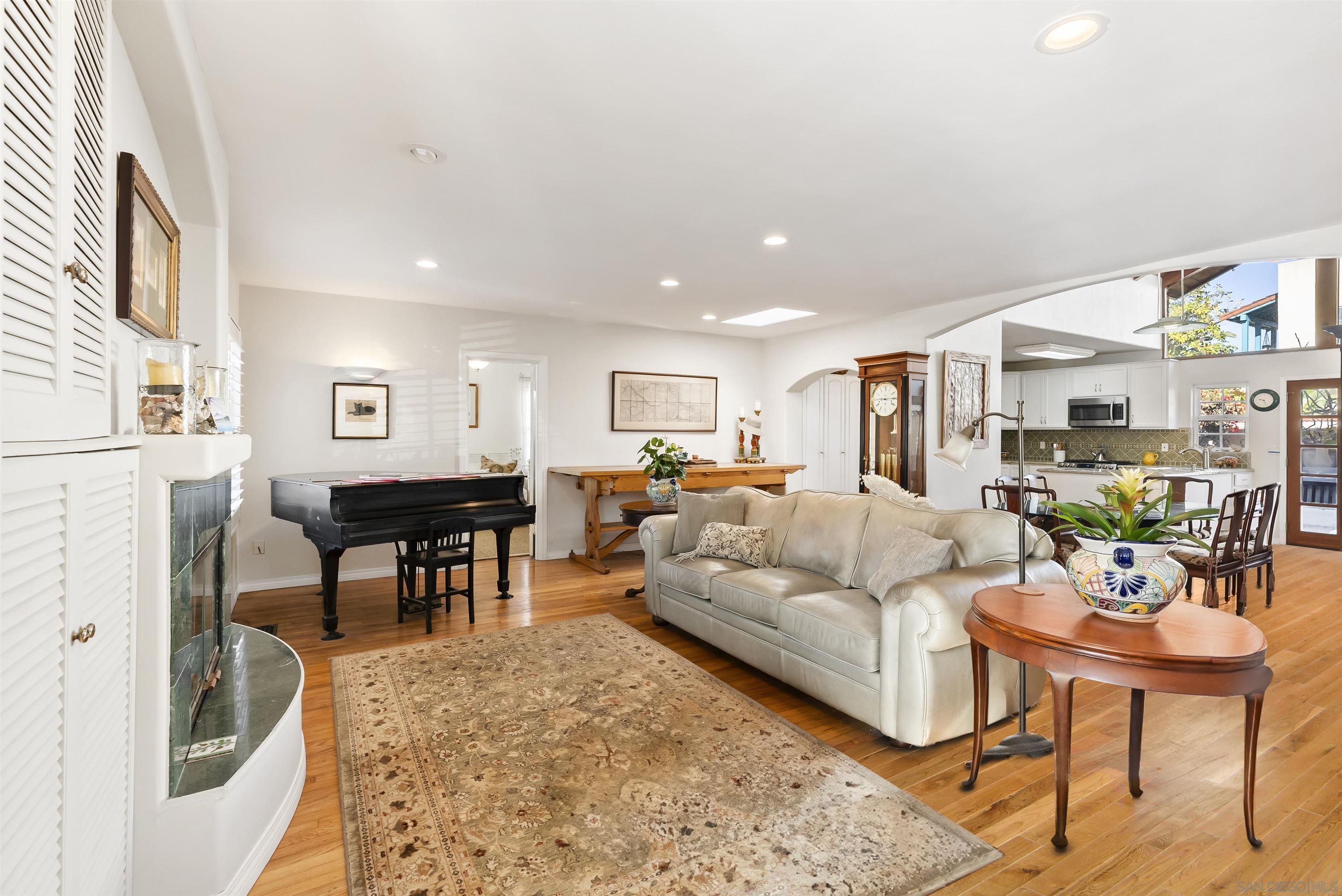 Detail Gallery Image 4 of 18 For 552  Fern Glen, La Jolla,  CA 92037 - 4 Beds | 2 Baths