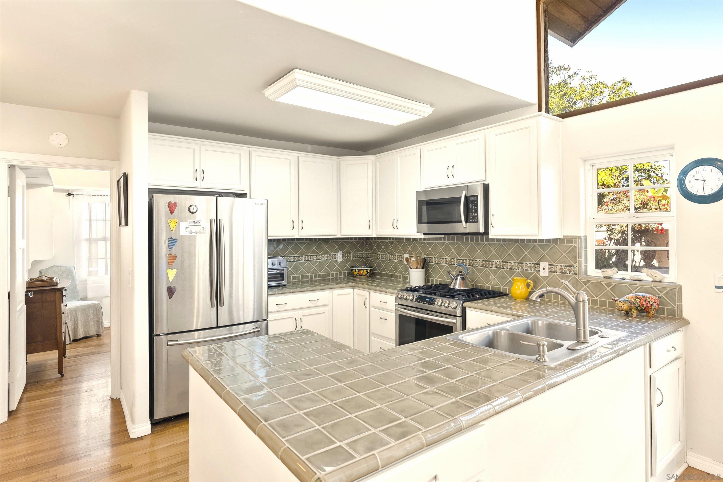 Detail Gallery Image 5 of 18 For 552  Fern Glen, La Jolla,  CA 92037 - 4 Beds | 2 Baths