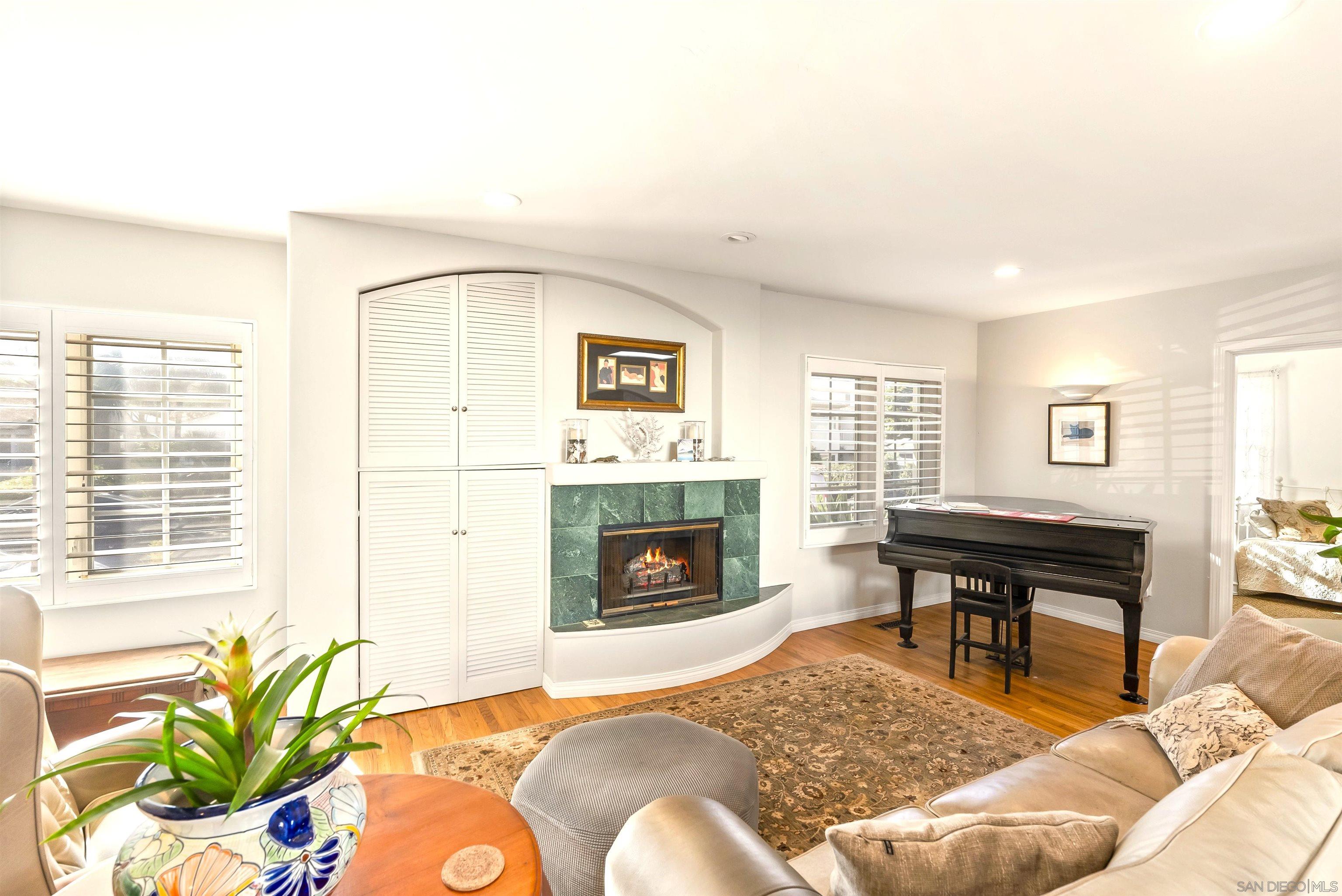 Detail Gallery Image 8 of 18 For 552  Fern Glen, La Jolla,  CA 92037 - 4 Beds | 2 Baths