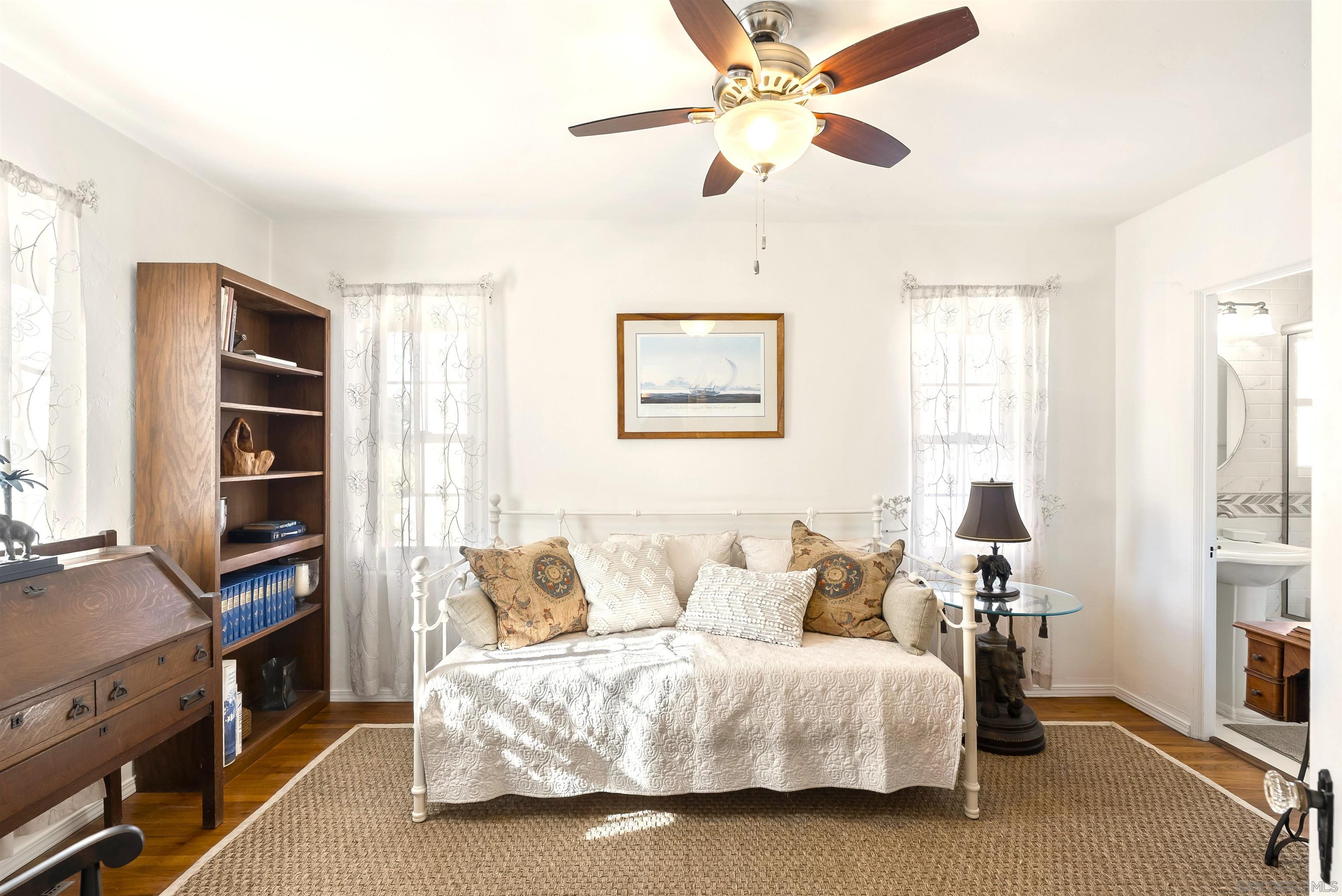 Detail Gallery Image 10 of 18 For 552  Fern Glen, La Jolla,  CA 92037 - 4 Beds | 2 Baths