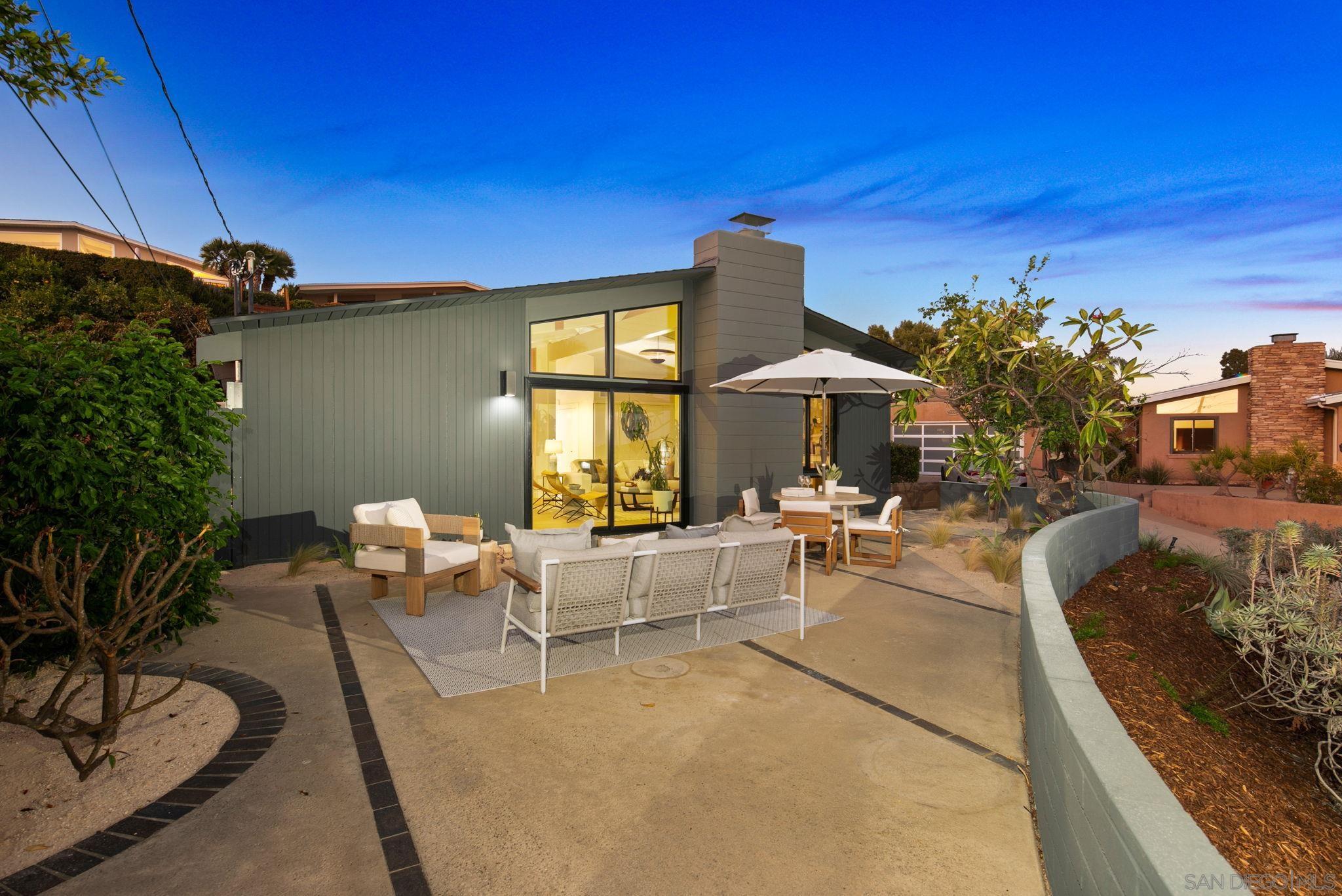 Detail Gallery Image 2 of 49 For 2526  Aster St, San Diego,  CA 92109 - 4 Beds | 2 Baths