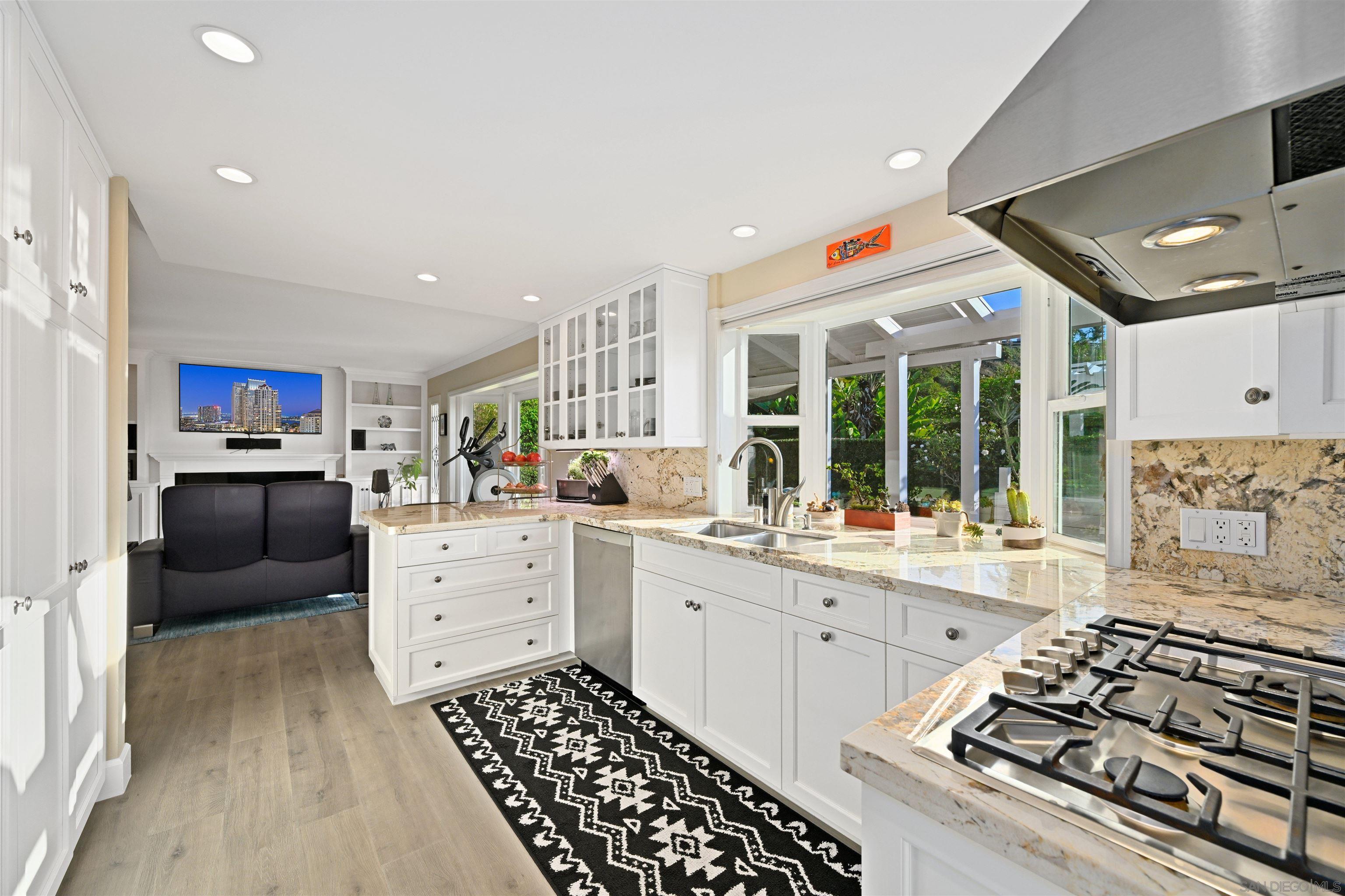 Detail Gallery Image 8 of 33 For 7953  Cinthia St, La Mesa,  CA 91941 - 4 Beds | 4 Baths