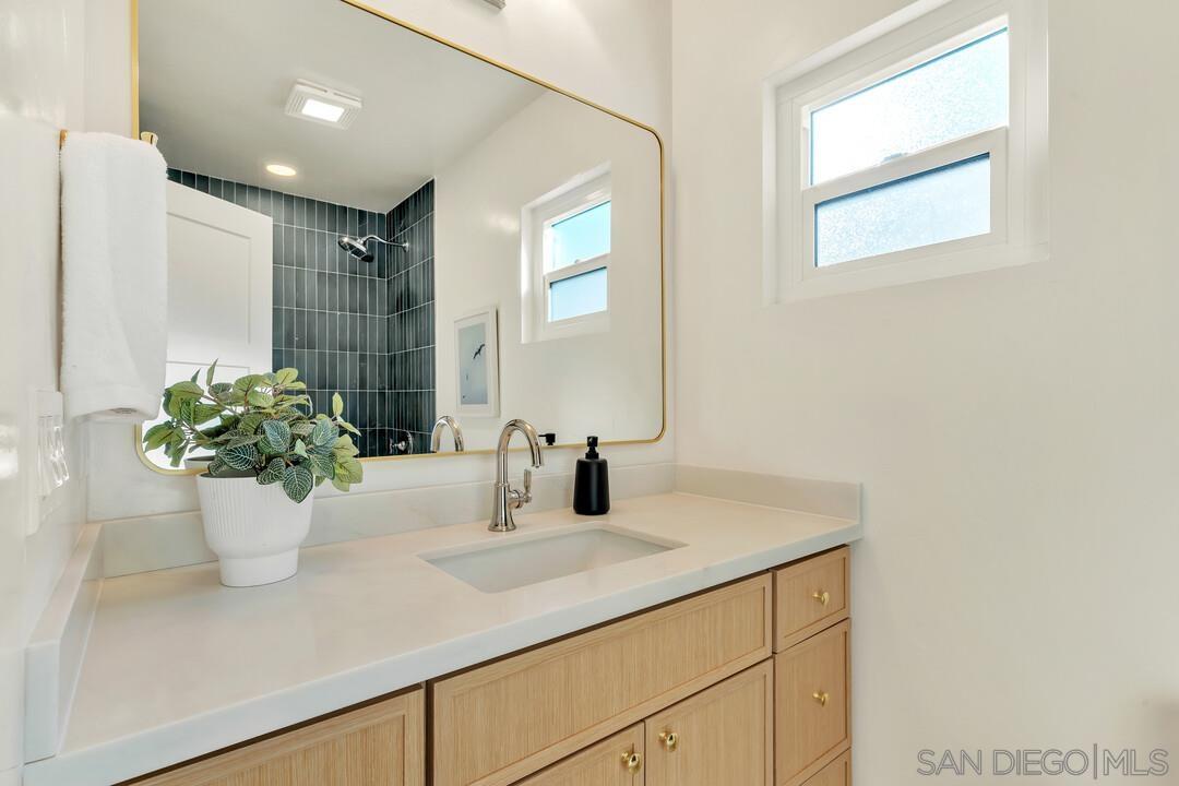 Detail Gallery Image 17 of 42 For 2275  Emerald St, San Diego,  CA 92109 - 2 Beds | 2 Baths