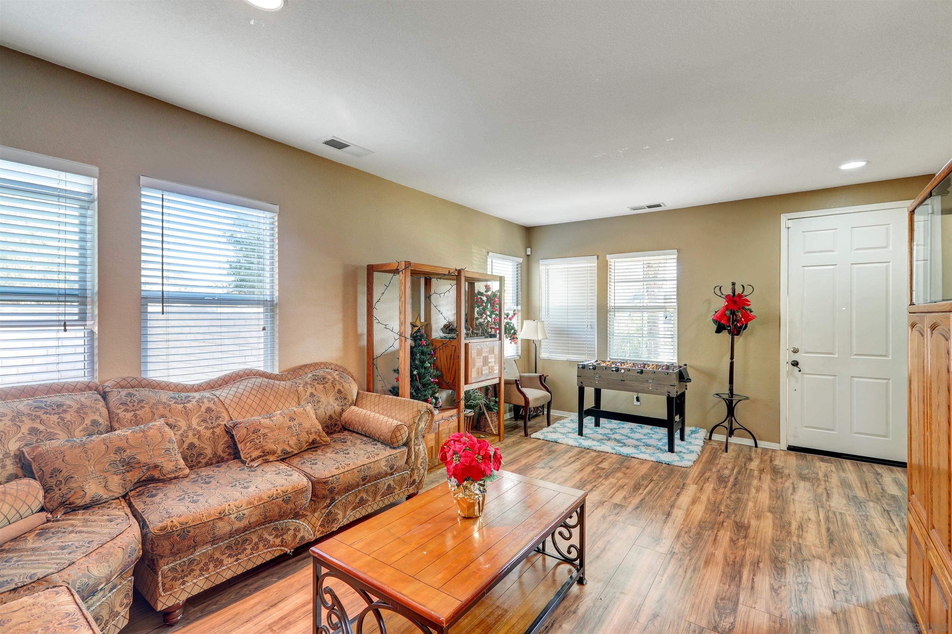 Detail Gallery Image 3 of 24 For 1071  Paintbrush Trl, Hemet,  CA 92545 - 5 Beds | 3/1 Baths