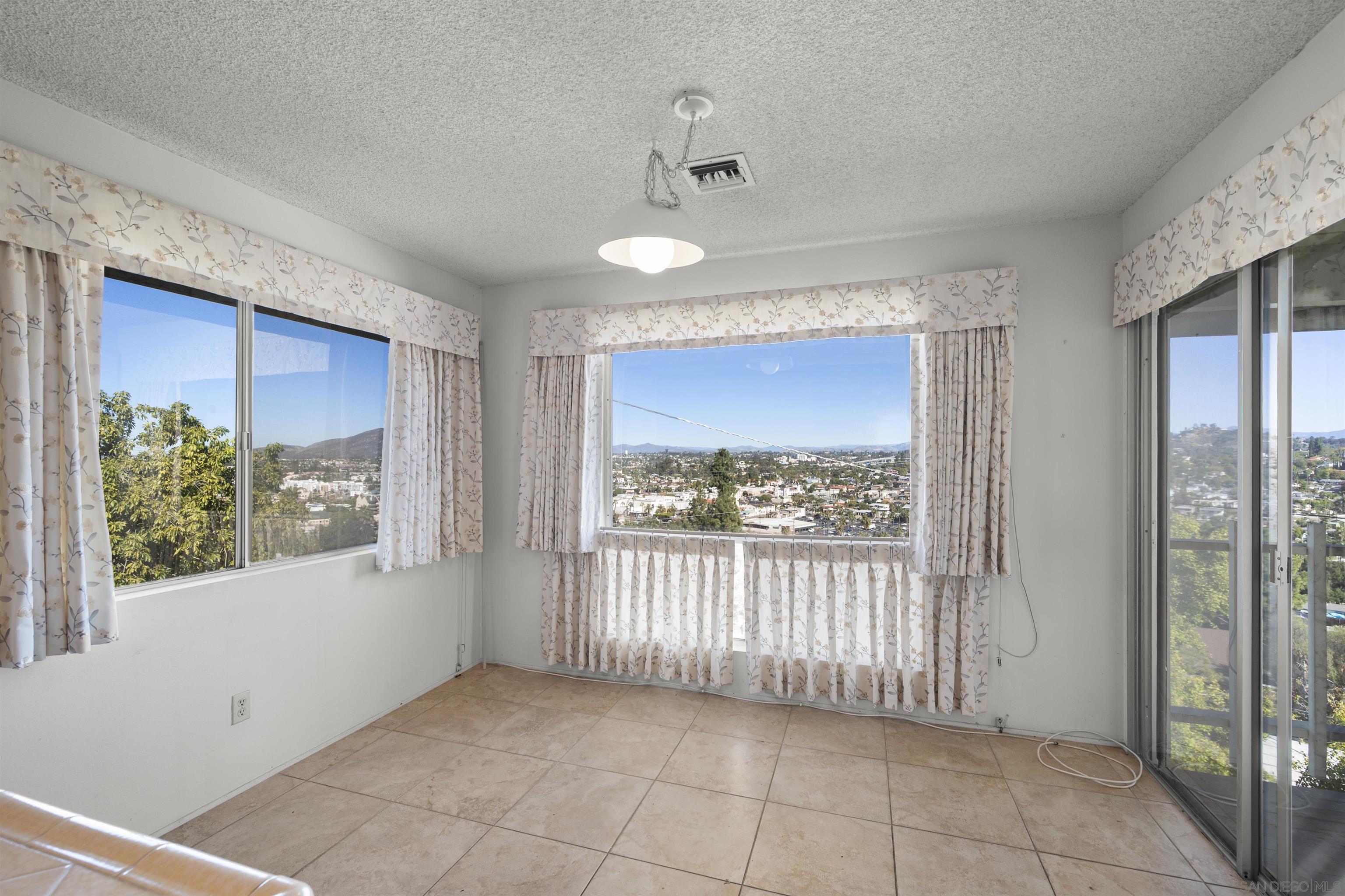 Detail Gallery Image 11 of 31 For 4417  Beverly Dr, La Mesa,  CA 91941 - 4 Beds | 2/1 Baths