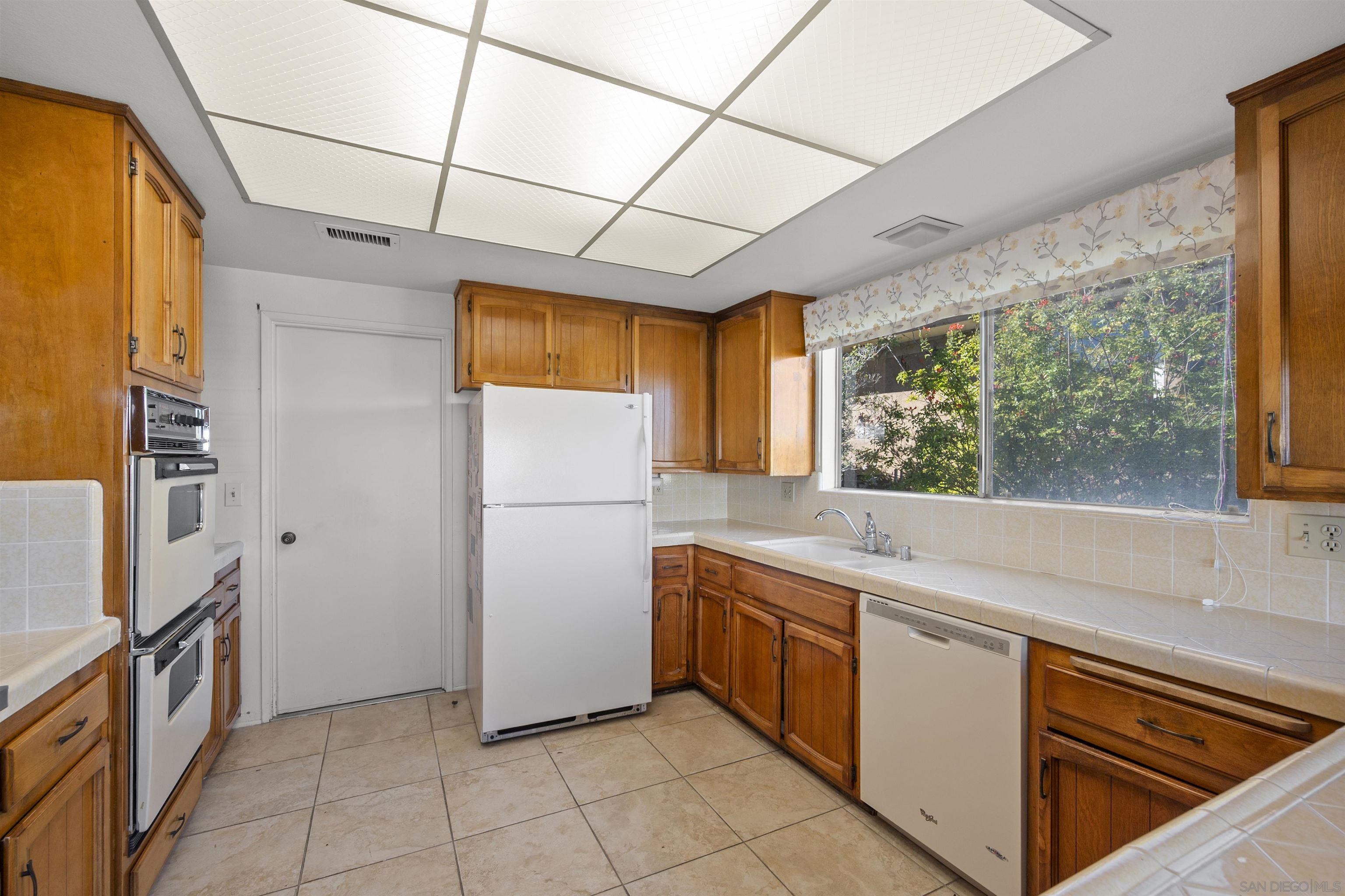 Detail Gallery Image 12 of 31 For 4417  Beverly Dr, La Mesa,  CA 91941 - 4 Beds | 2/1 Baths