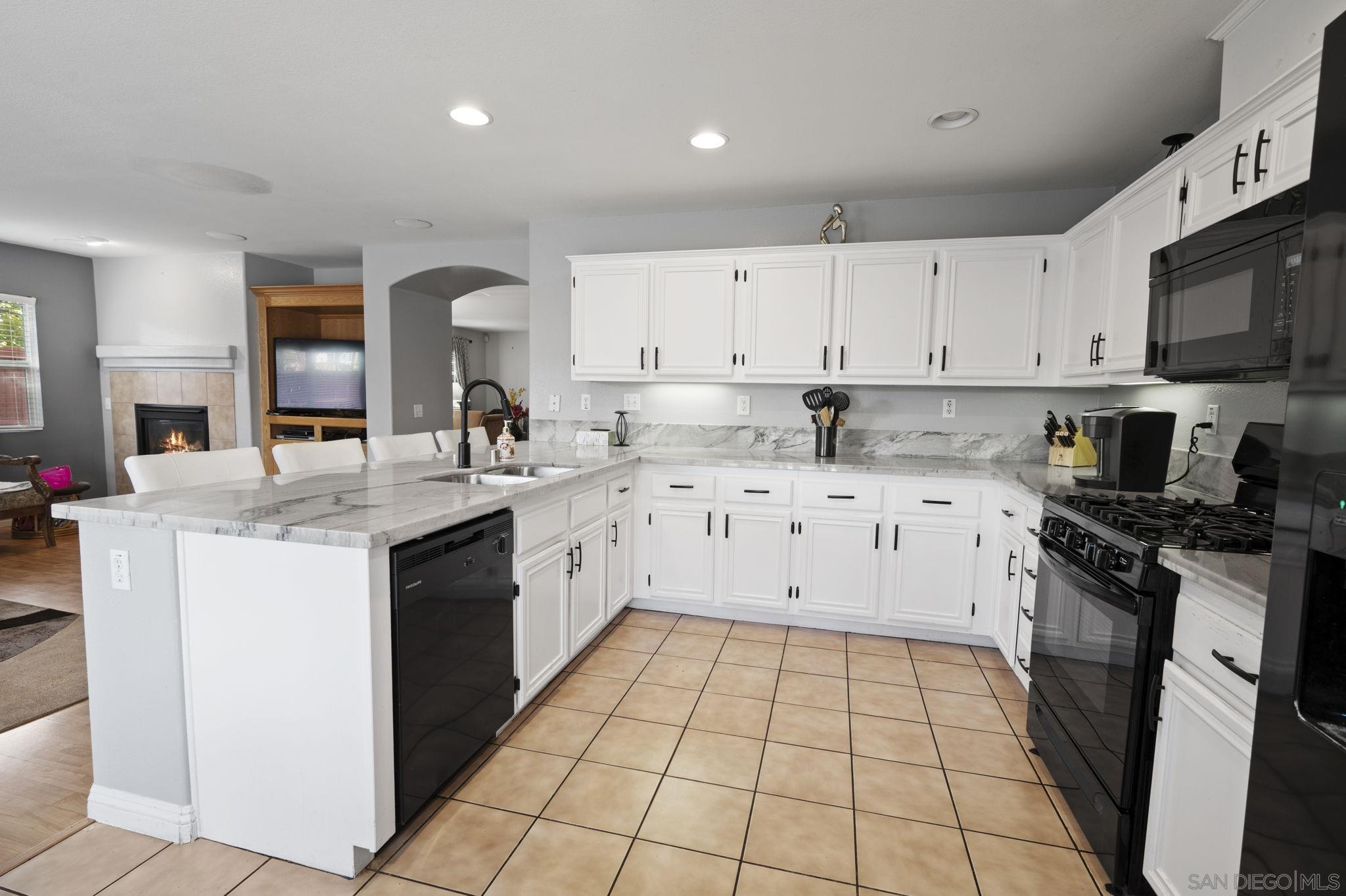 Detail Gallery Image 13 of 35 For 984  Manteca Dr., Oceanside,  CA 92057 - 4 Beds | 3 Baths