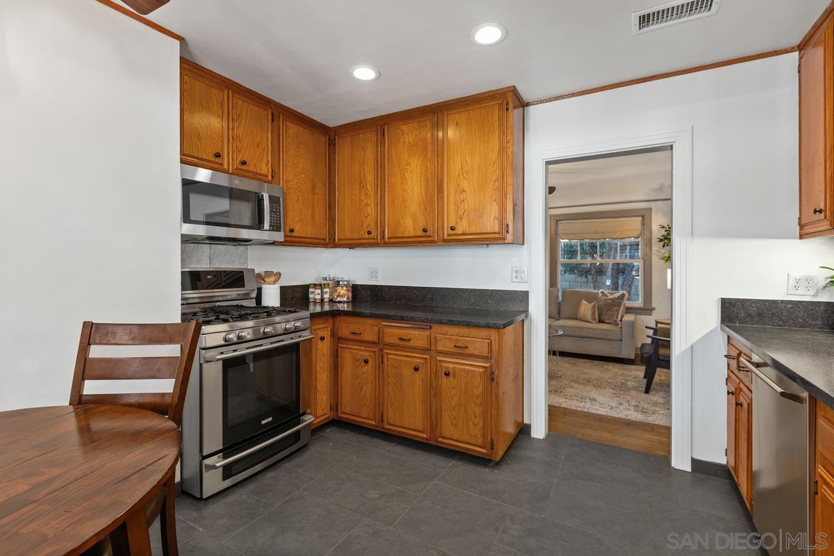 Detail Gallery Image 11 of 29 For 2707  Sweetwater Rd, Spring Valley,  CA 91977 - 3 Beds | 2 Baths