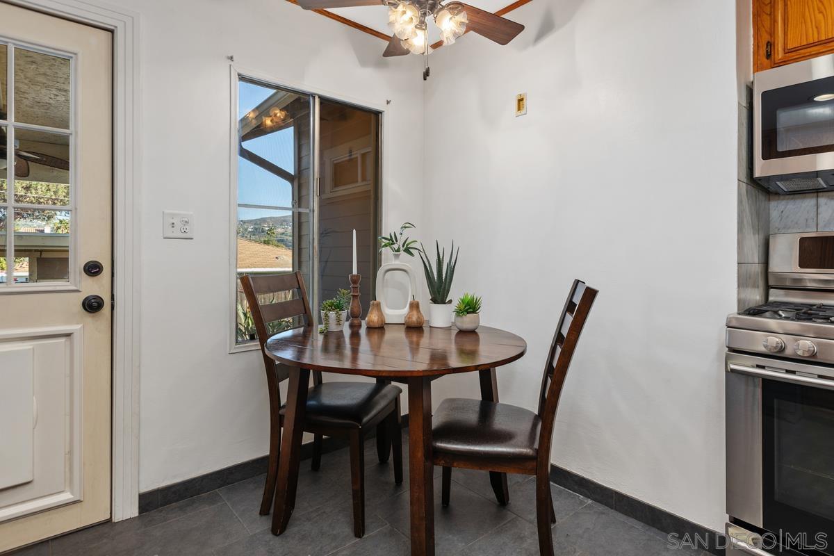 Detail Gallery Image 9 of 29 For 2707  Sweetwater Rd, Spring Valley,  CA 91977 - 3 Beds | 2 Baths