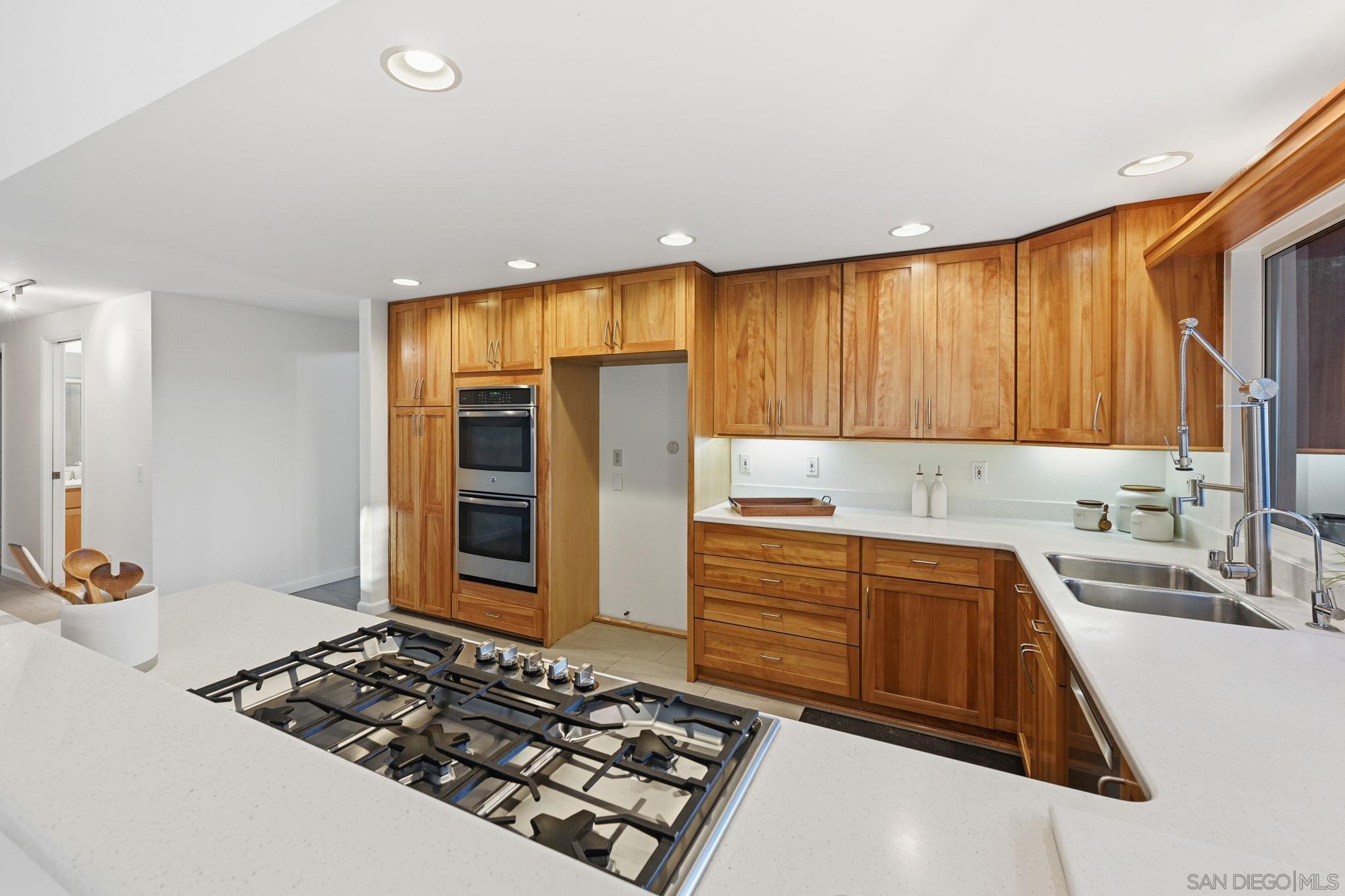 Detail Gallery Image 11 of 41 For 17570  Montero Rd, San Diego,  CA 92128 - 5 Beds | 3 Baths