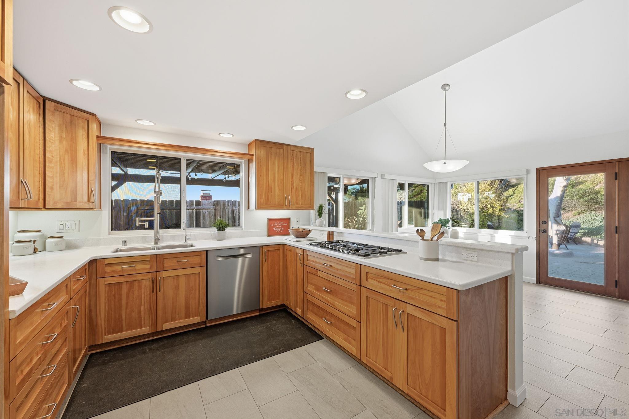 Detail Gallery Image 12 of 41 For 17570  Montero Rd, San Diego,  CA 92128 - 5 Beds | 3 Baths