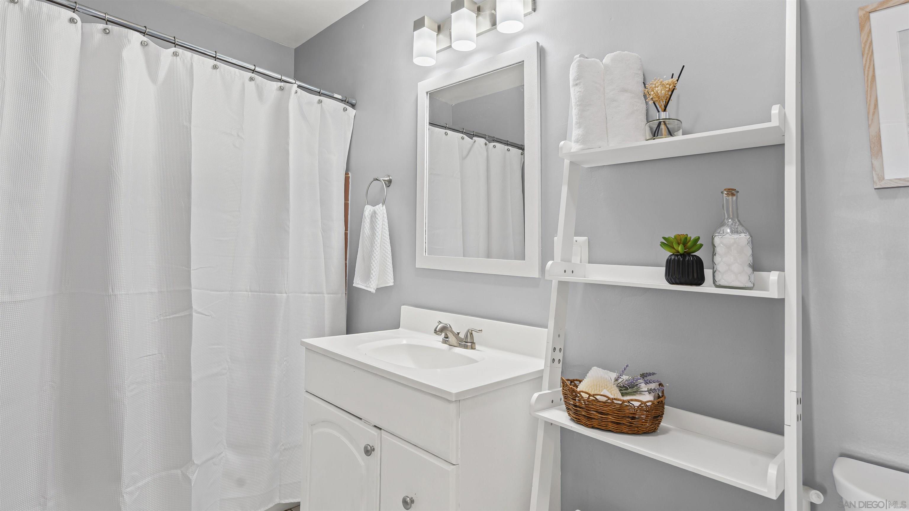 Detail Gallery Image 17 of 38 For 2532  Baily Ave, San Diego,  CA 92105 - 3 Beds | 2 Baths