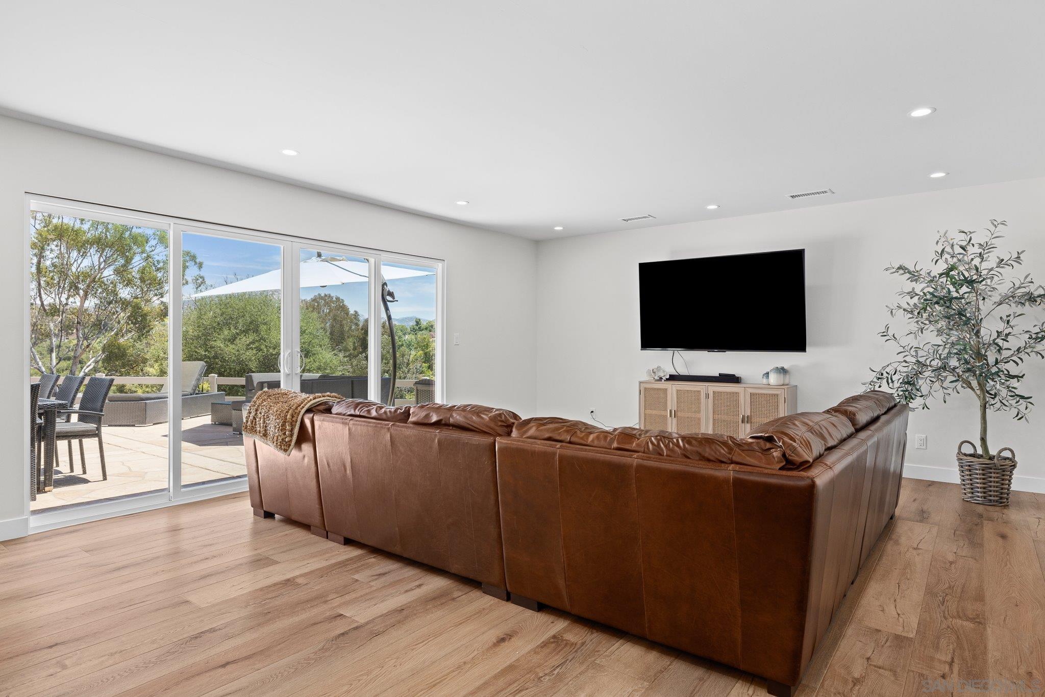 Detail Gallery Image 14 of 55 For 2686  via Viejas, Alpine,  CA 91901 - 4 Beds | 3 Baths