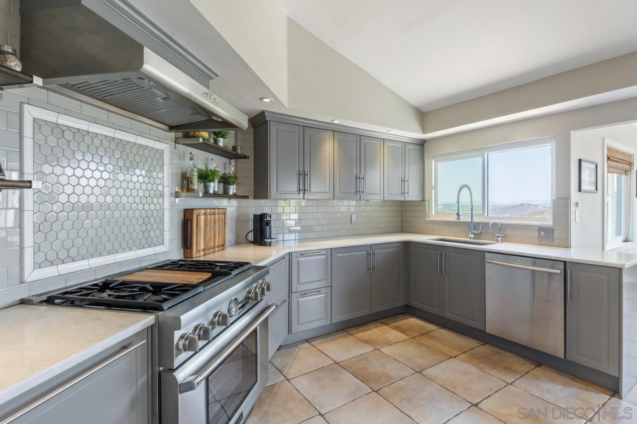 Detail Gallery Image 8 of 58 For 17924  Saint Andrews Dr, Poway,  CA 92064 - 5 Beds | 3/1 Baths