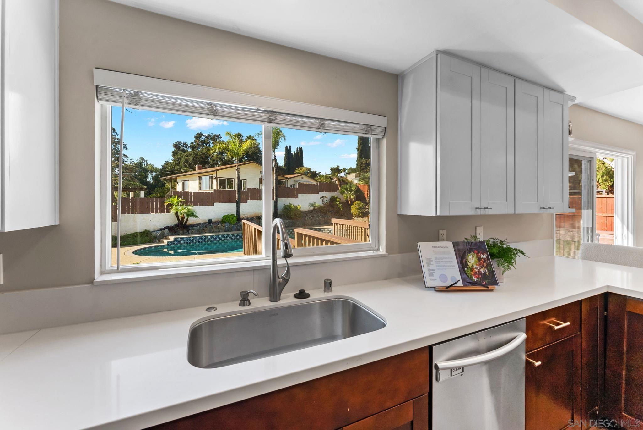 Detail Gallery Image 11 of 48 For 1509  Rimrock Dr, Escondido,  CA 92027 - 4 Beds | 3 Baths