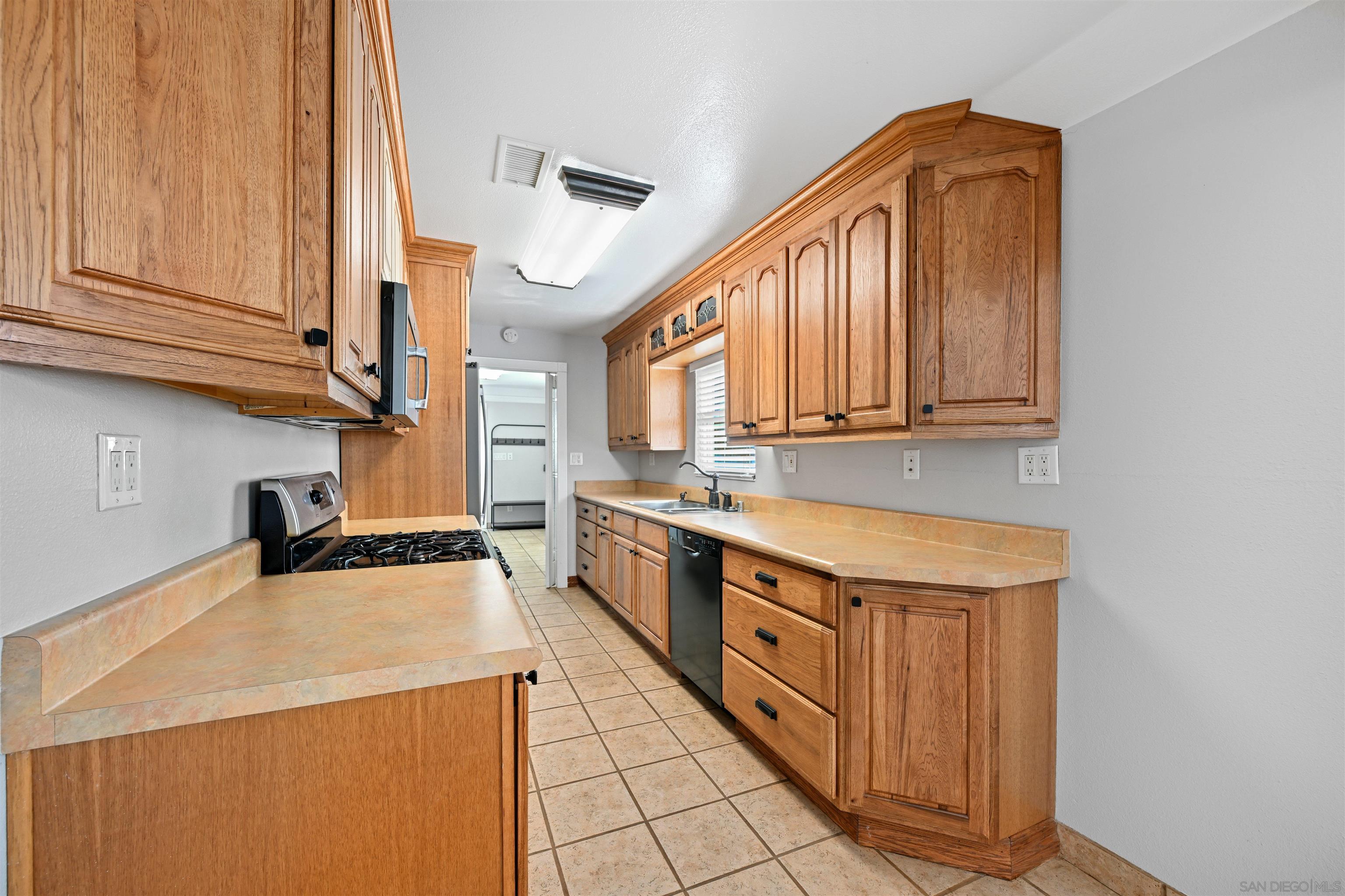 Detail Gallery Image 7 of 24 For 1915  Englewood Dr., Lemon Grove,  CA 91945 - 2 Beds | 1 Baths