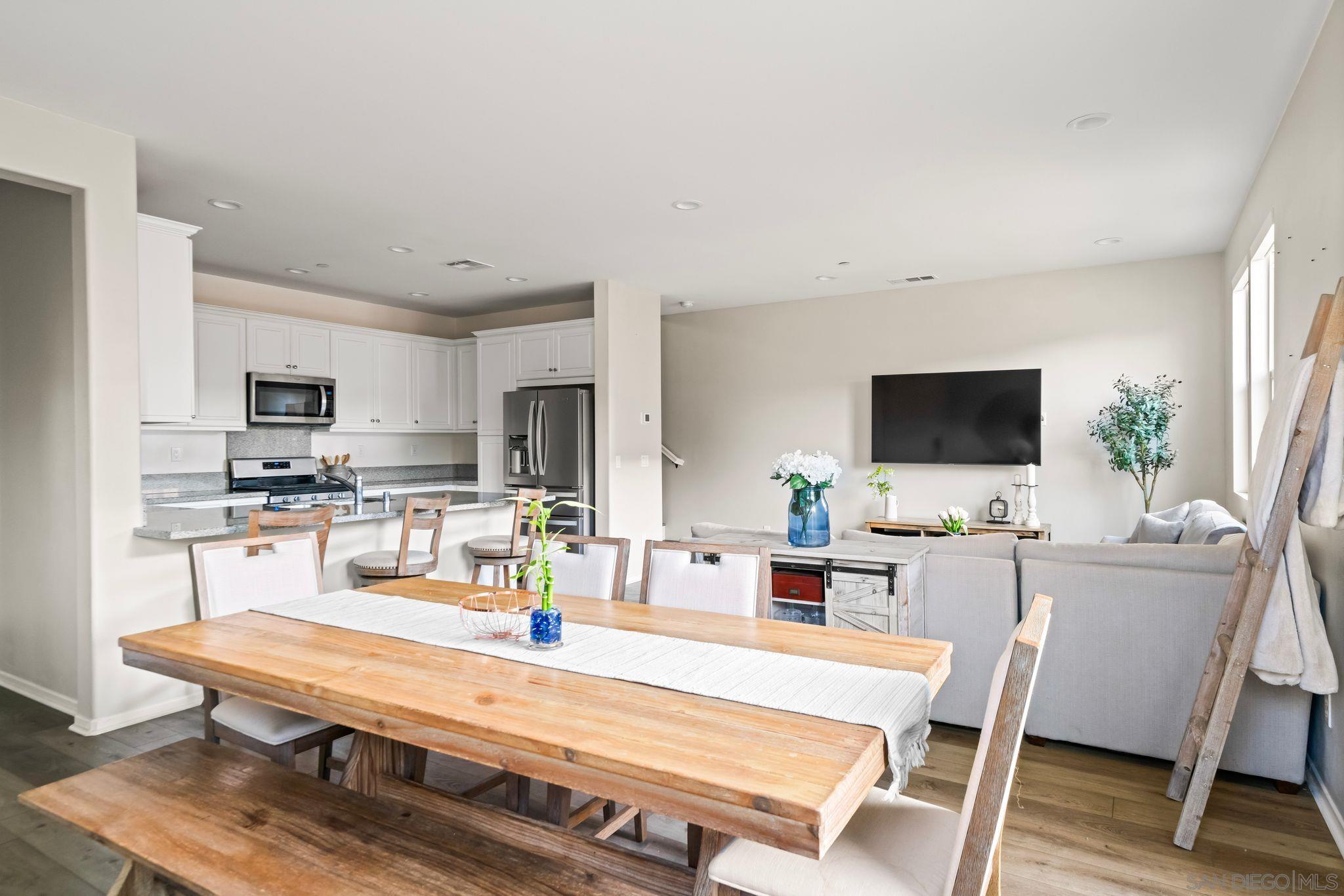 Detail Gallery Image 8 of 31 For 1935  Avenida Citron  #109,  Chula Vista,  CA 91913 - 3 Beds | 2/1 Baths