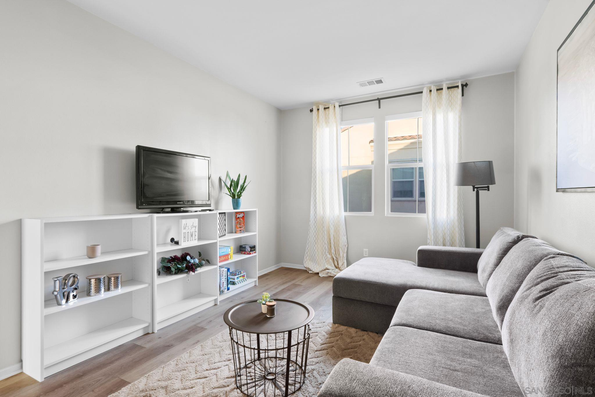 Detail Gallery Image 10 of 31 For 1935  Avenida Citron  #109,  Chula Vista,  CA 91913 - 3 Beds | 2/1 Baths