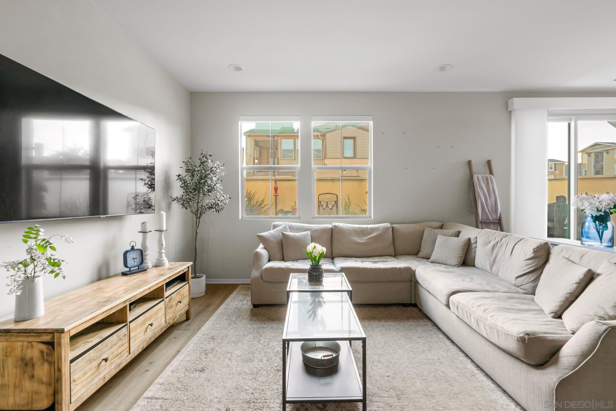 Detail Gallery Image 2 of 31 For 1935  Avenida Citron  #109,  Chula Vista,  CA 91913 - 3 Beds | 2/1 Baths