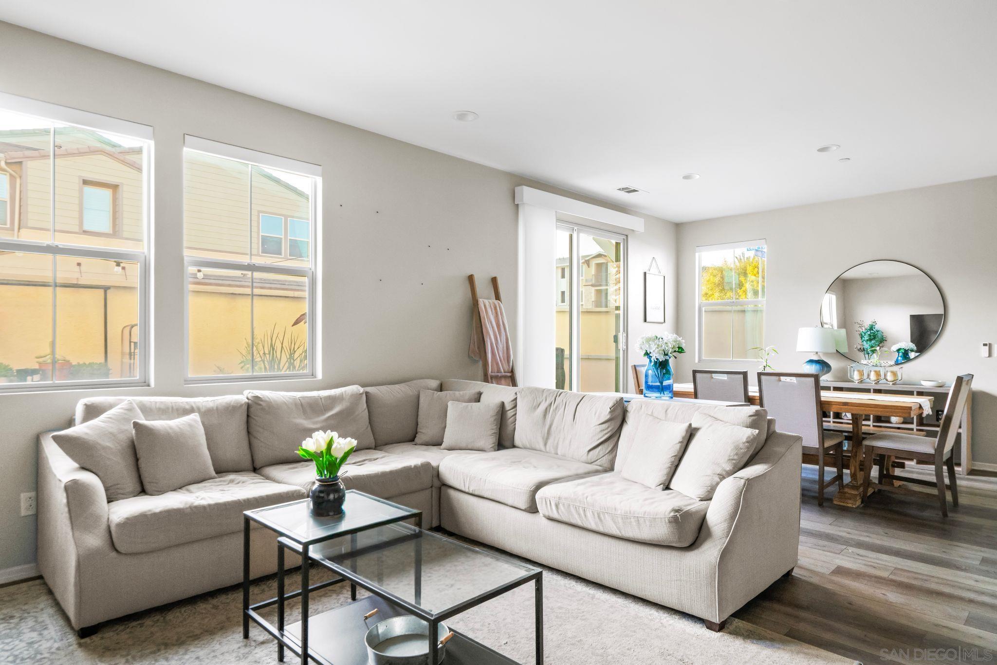 Detail Gallery Image 3 of 31 For 1935  Avenida Citron  #109,  Chula Vista,  CA 91913 - 3 Beds | 2/1 Baths